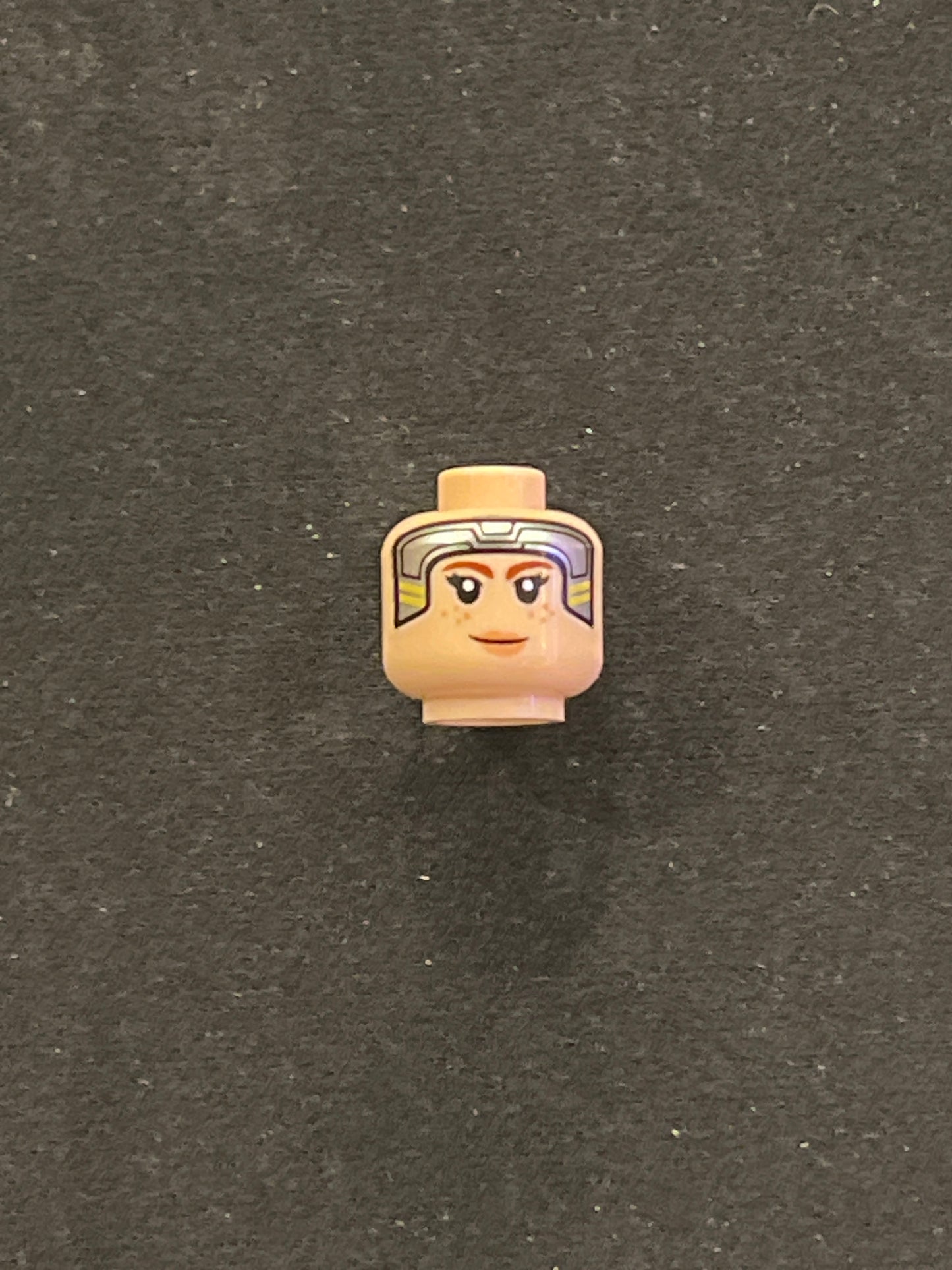 Minifigure, Head Dual Sided Female Dark Silver Headband, Reddish Brown Eyebrows, Medium Nougat Lips, Smile / Open Mouth Angry Pattern (SW Bo-Katan Kryze) 3626pb3433 Lego