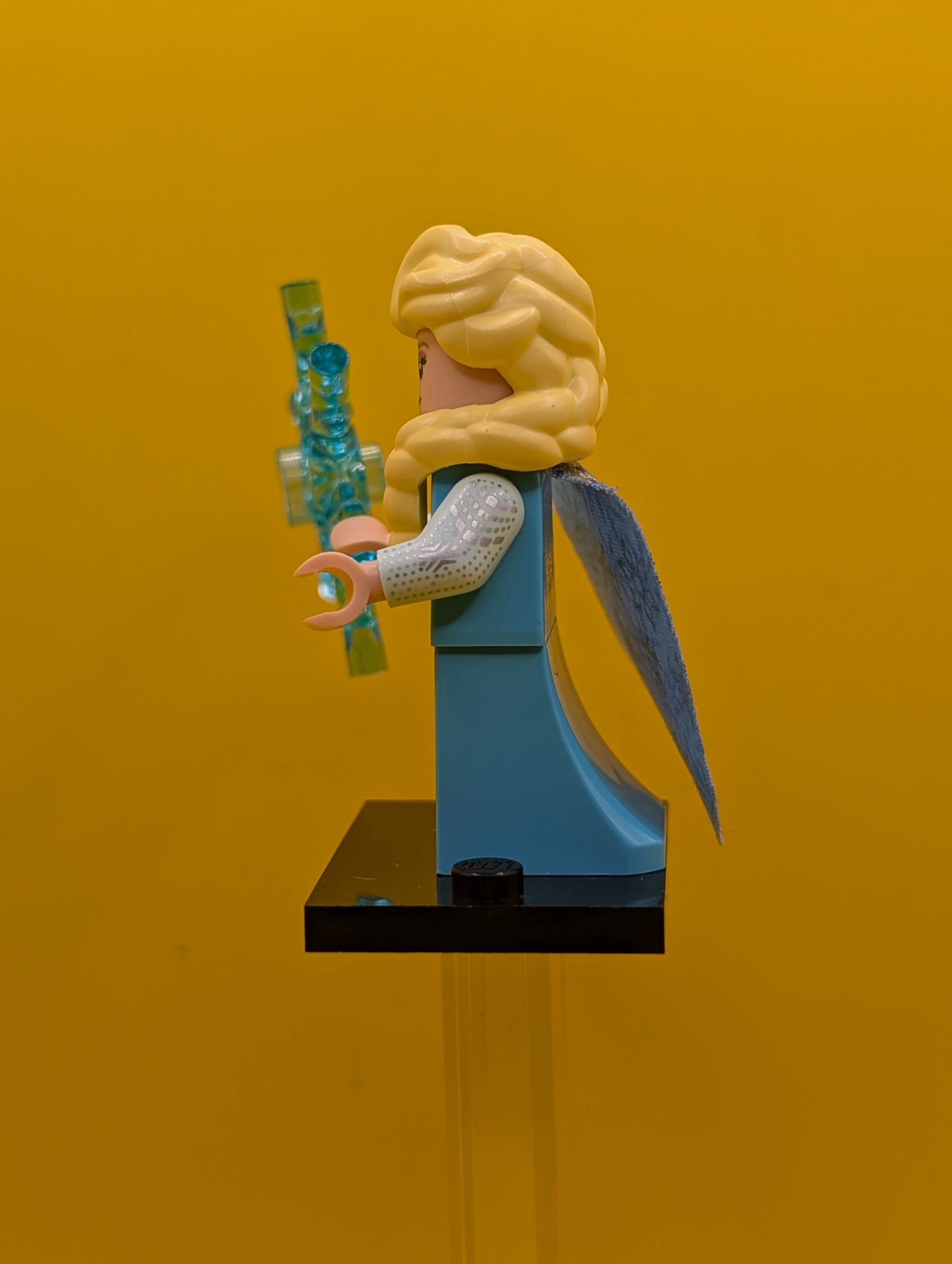 Elsa coldis2-9 Disney, Series 2 (Complete Set with Stand and Accessories) Cmf Lego Minifigure