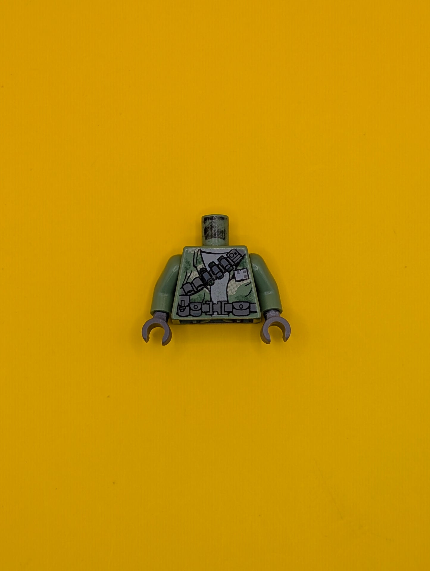 Torso SW Camouflage Pattern Weapon and Ammunition Belts Pattern / Sand Green Arms / Dark Bluish Gray Hands 973pb0582c01 Lego