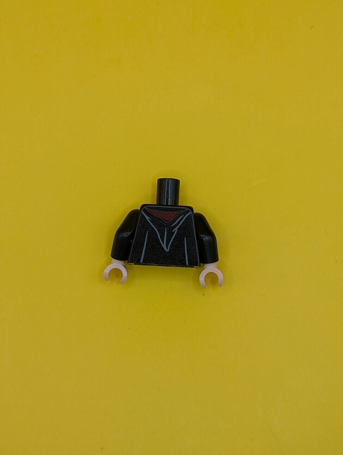 973pb3243c01 Torso Hogwarts Robe Clasped over Dark Bluish Gray Sweater, Dark Red and Bright Light Orange Tie and Trim Pattern / Black Arms / Light Nougat Hands Lego Part