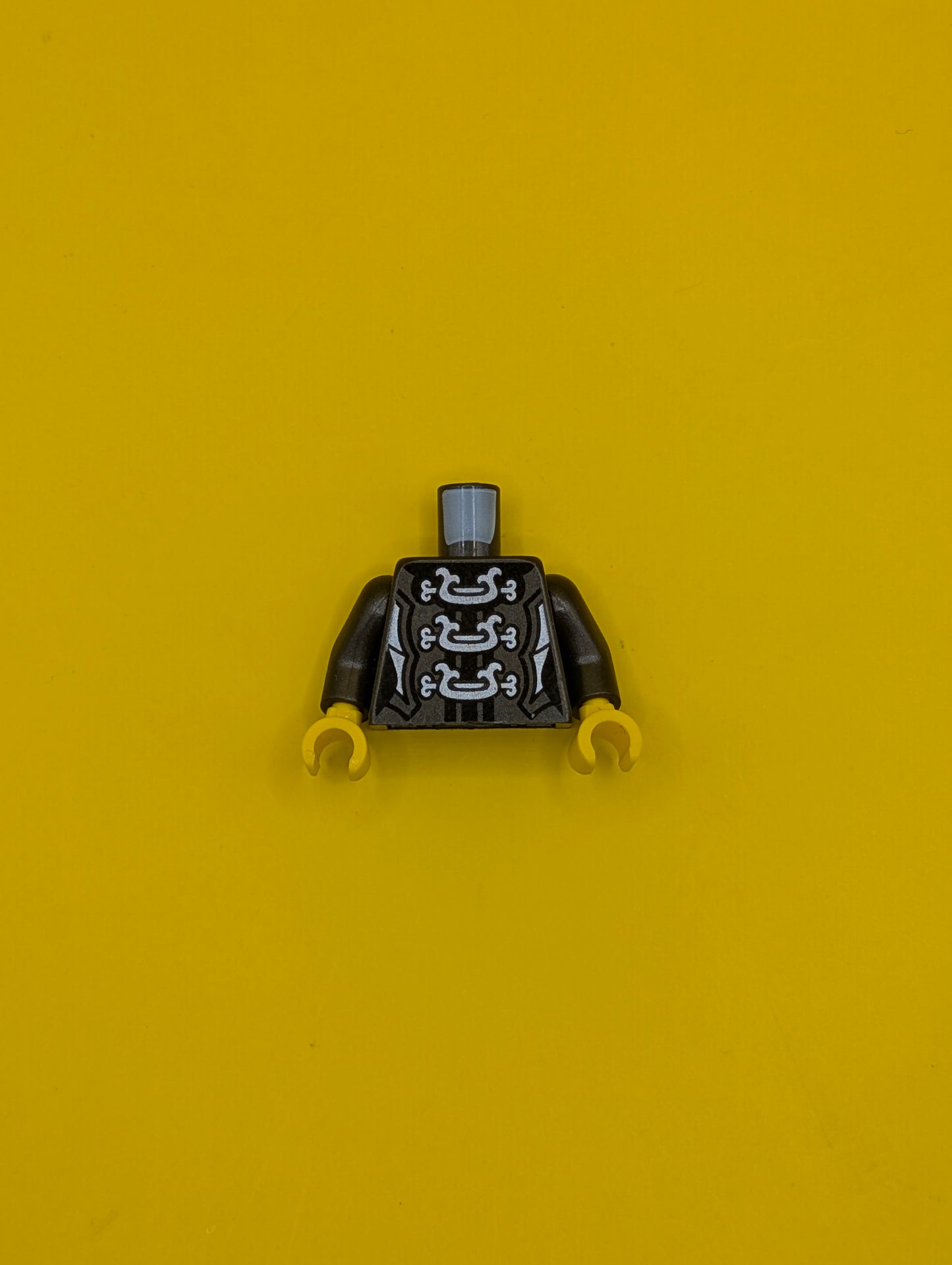 973pb2989c01 Torso Ninjago Female Armor with Three Large Silver Clasps Pattern / Pearl Dark Gray Arms / Yellow Hands Lego Part