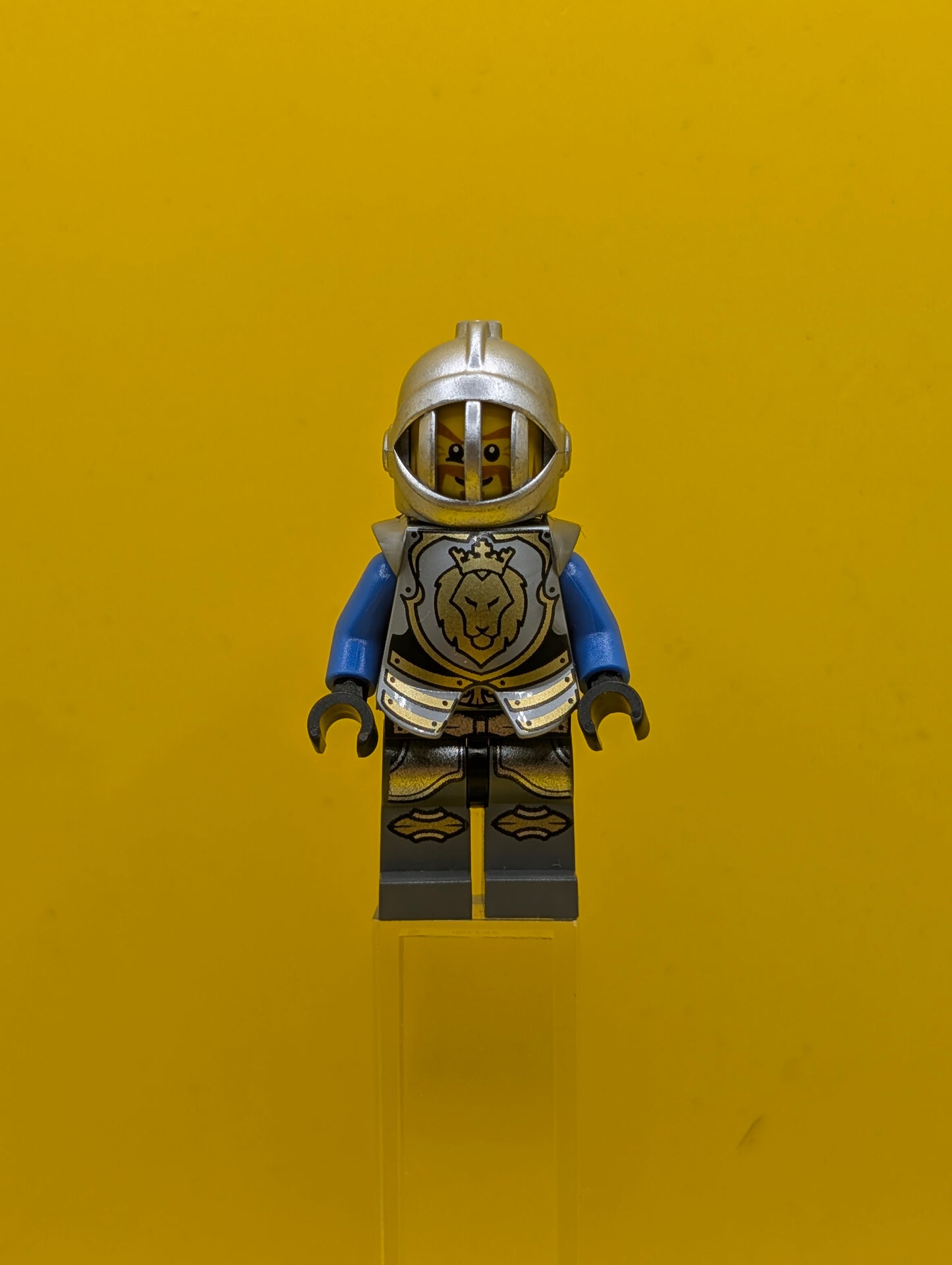 King's Knight Armor cas523 with Lion Head with Crown, Helmet with Fixed Grille Castle Lego Minifigure