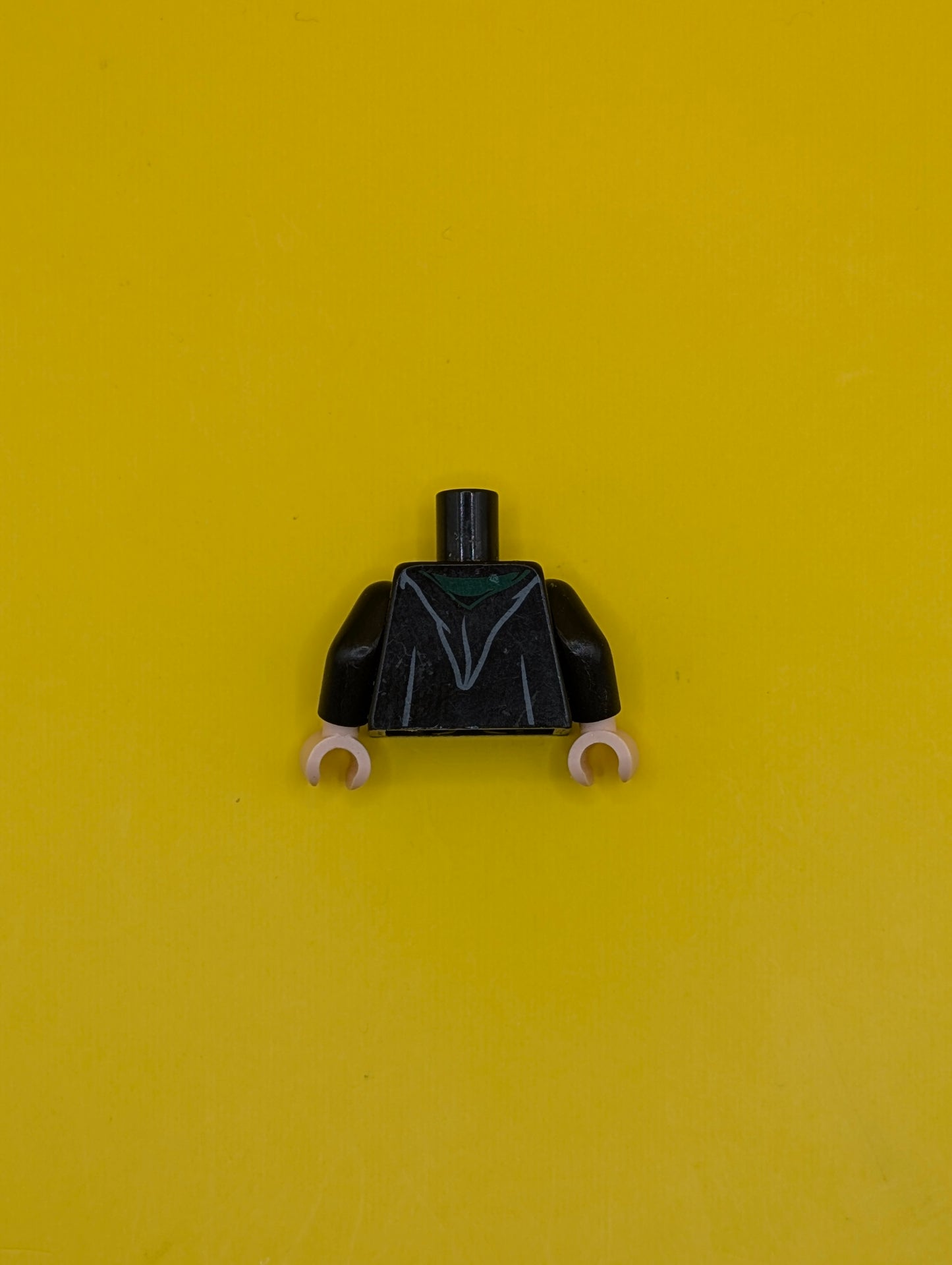973pb4031c01 Torso Hogwarts Robe Clasped with Slytherin Crest Pattern / Black Arms / Light Nougat Hands Lego Part