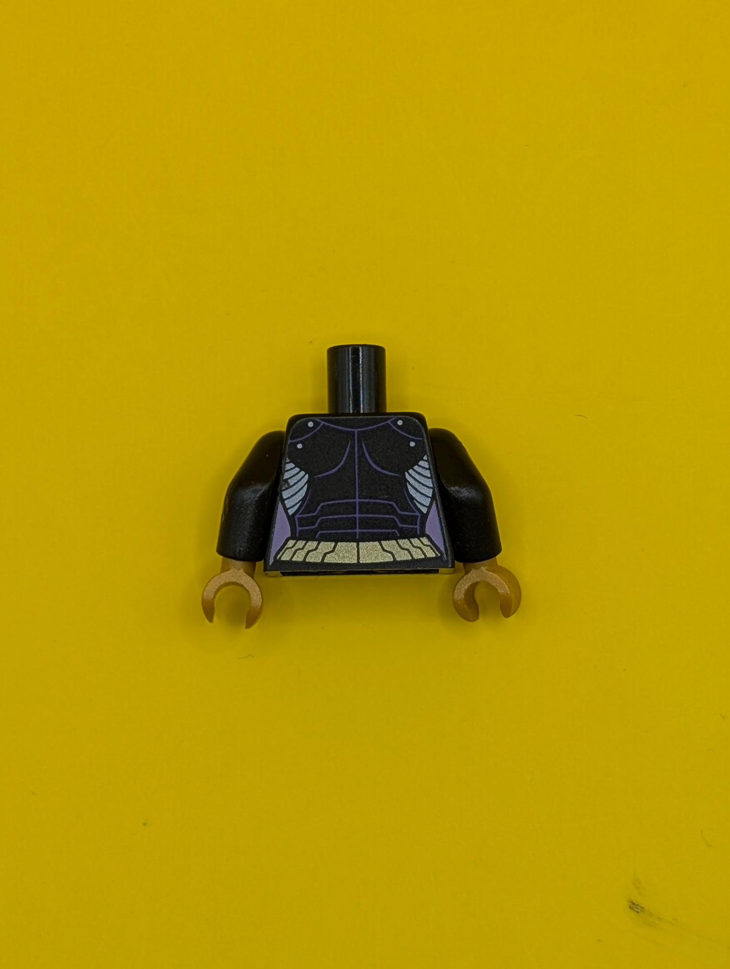 Torso Batman Female Logo with Body Armor and Gold Belt Pattern / Black Arms / Pearl Gold Hands 973pb1649c01 Lego