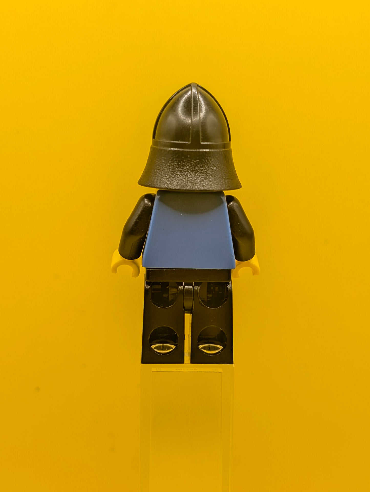 Black Falcon cas101a Black Legs, Black Neck-Protector, Shield Bottom Round (Vintage) Castle Lego Minifigure