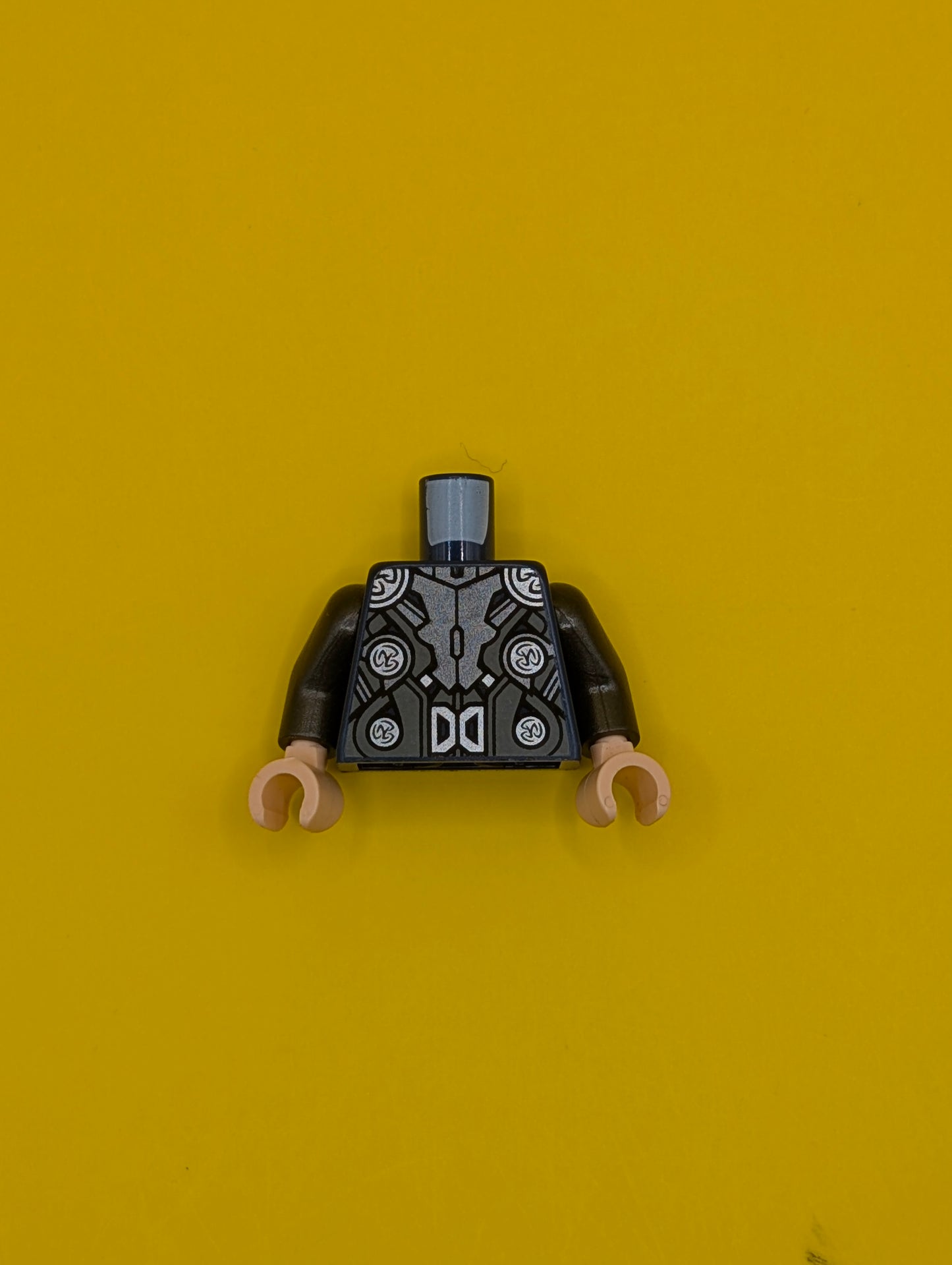 Torso Dark Bluish Gray and Dark Silver Armor with Silver Shoulders, 4 Circles and Buckle Pattern / Pearl Dark Gray Arms / Light Nougat Hands 973pb1940c01 Lego