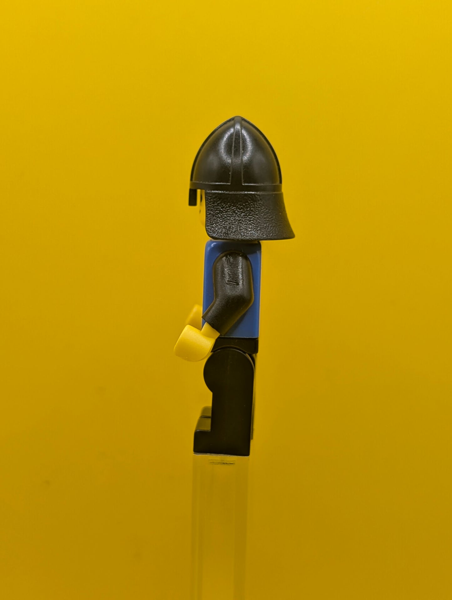 Black Falcon cas101a Black Legs, Black Neck-Protector, Shield Bottom Round (Vintage) Castle Lego Minifigure