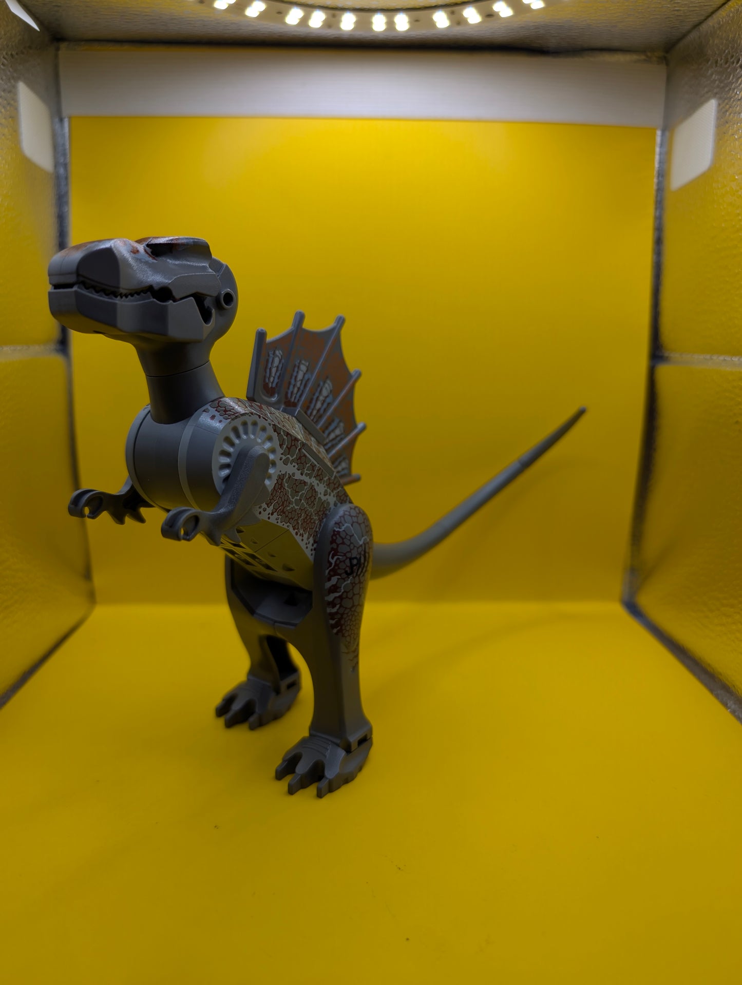 Dinosaur Spinosaurus spino01 with Dark Gray and Dark Red Scales Jurassic Park Lego Minifigure