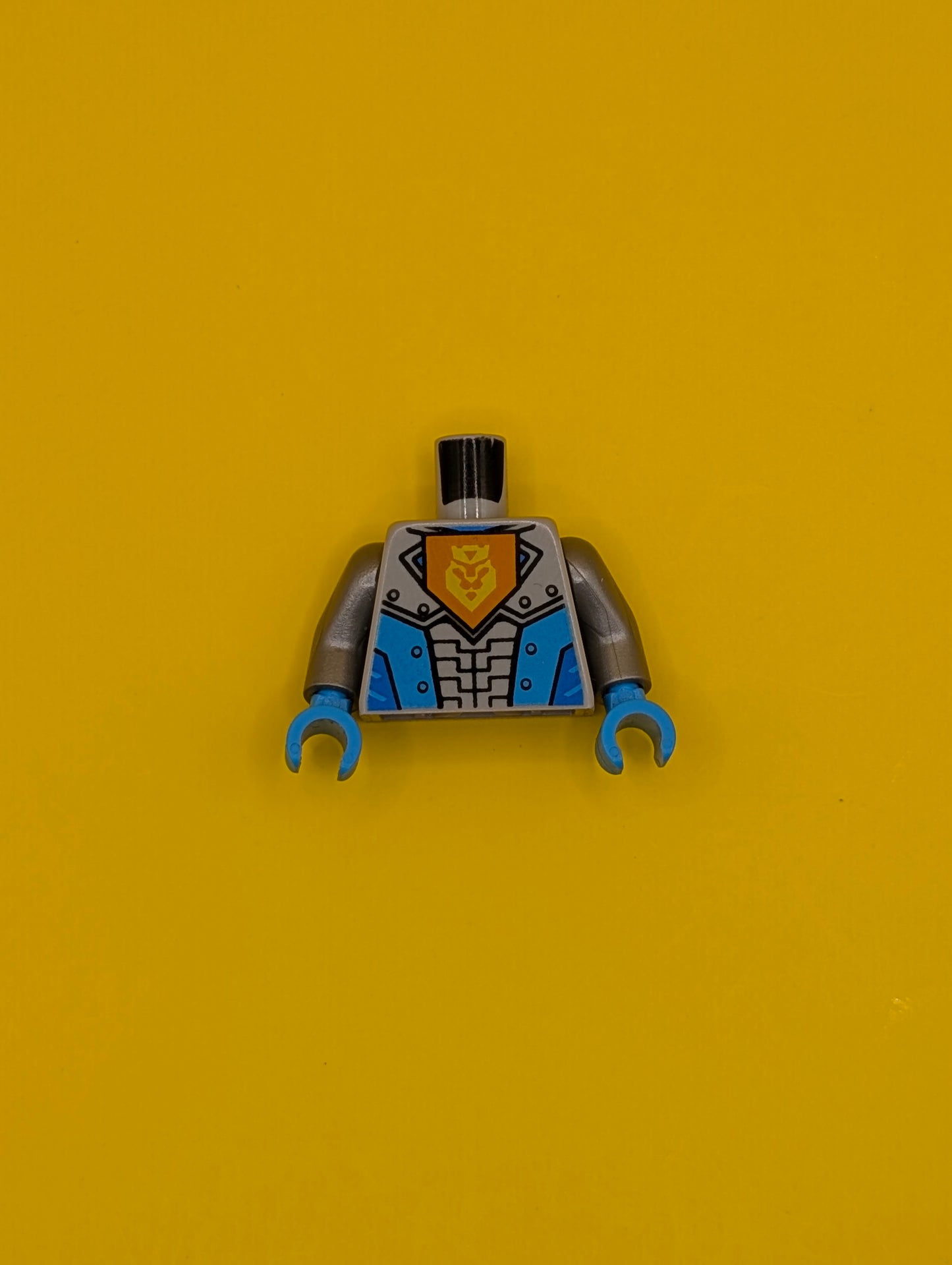 Torso Nexo Knights Armor with Orange Emblem with Yellow Crowned Lion, Dark Azure Panels Pattern / Flat Silver Arms / Dark Azure Hands 973pb2256c01 Lego