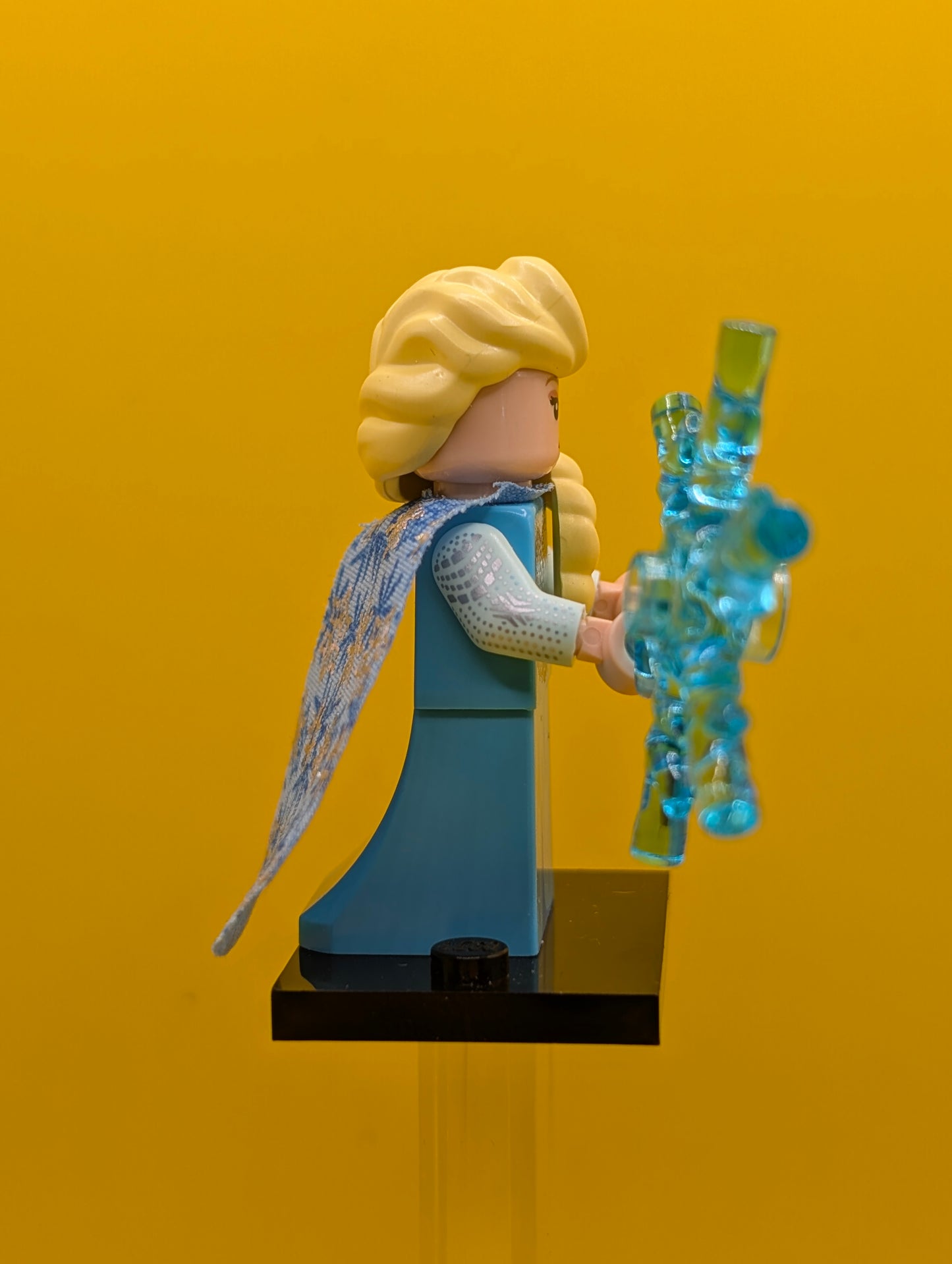 Elsa coldis2-9 Disney, Series 2 (Complete Set with Stand and Accessories) Cmf Lego Minifigure