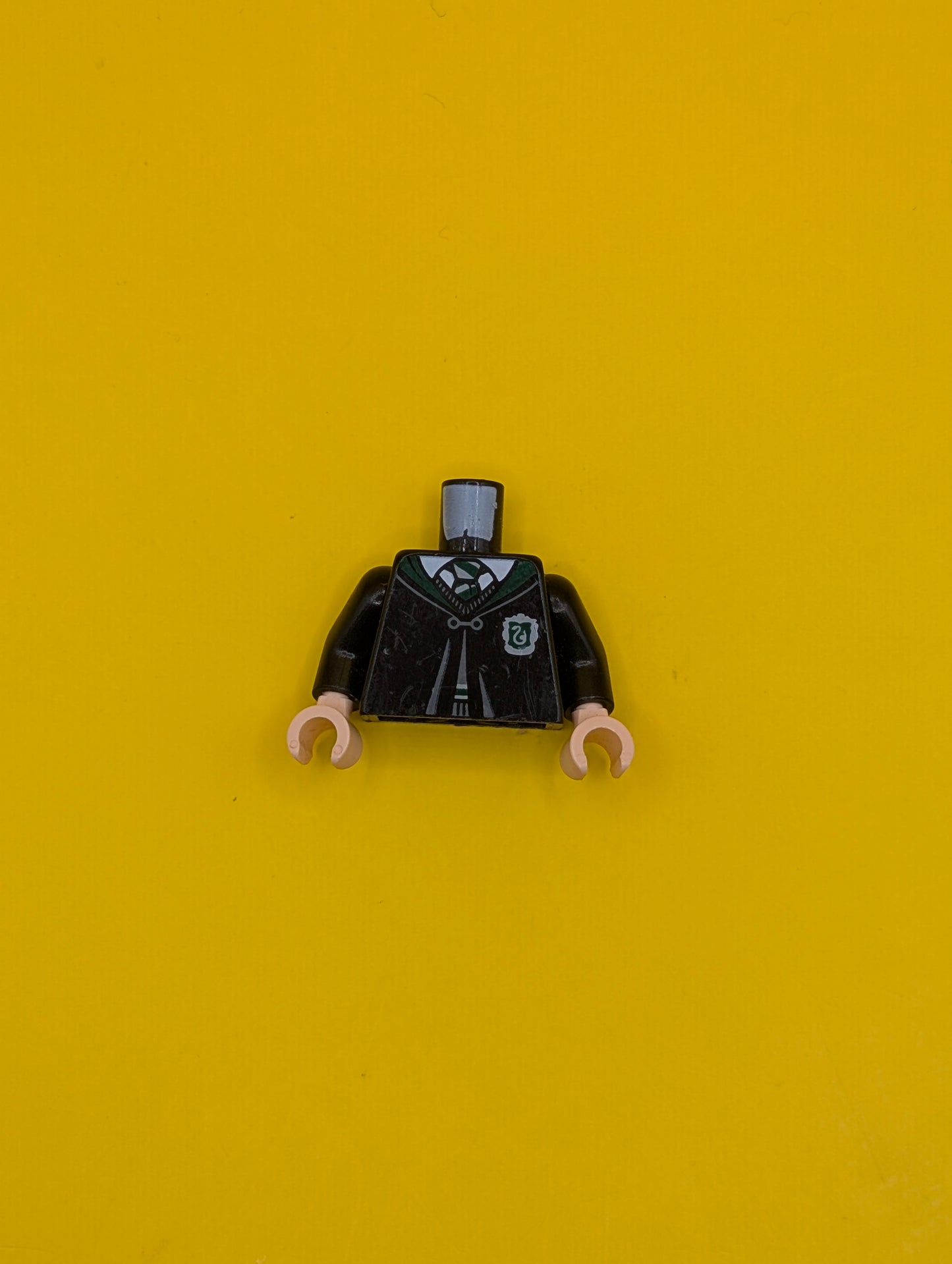973pb4031c01 Torso Hogwarts Robe Clasped with Slytherin Crest Pattern / Black Arms / Light Nougat Hands Lego Part