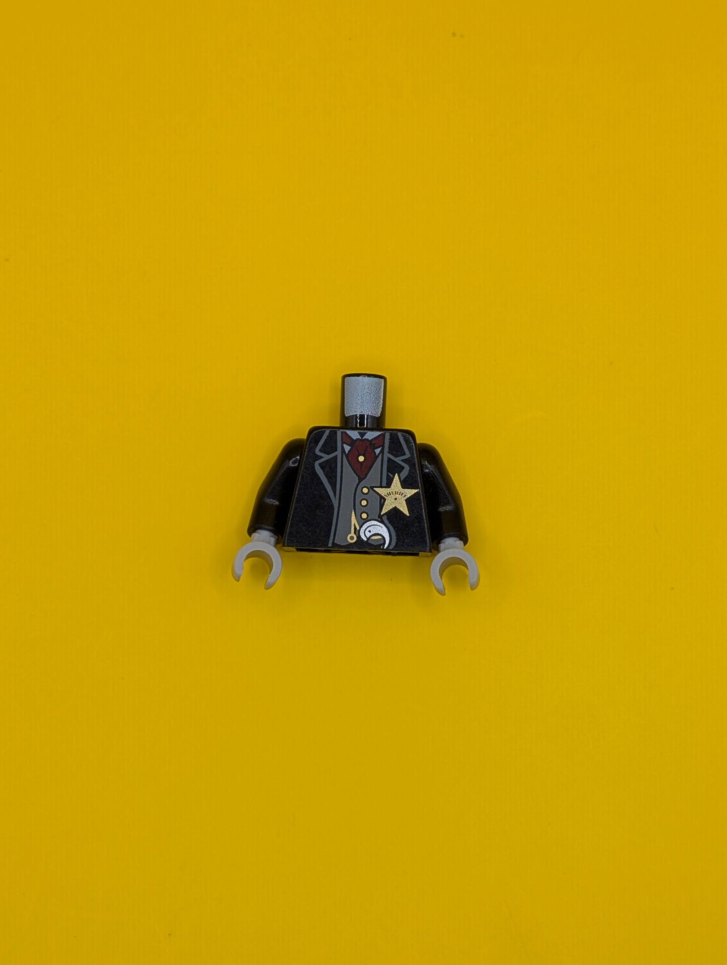 Torso Western Sheriff Star Badge, Vest, Red Ascot Pattern / Black Arms / Light Bluish Gray Hands 973pb1567c01 Lego