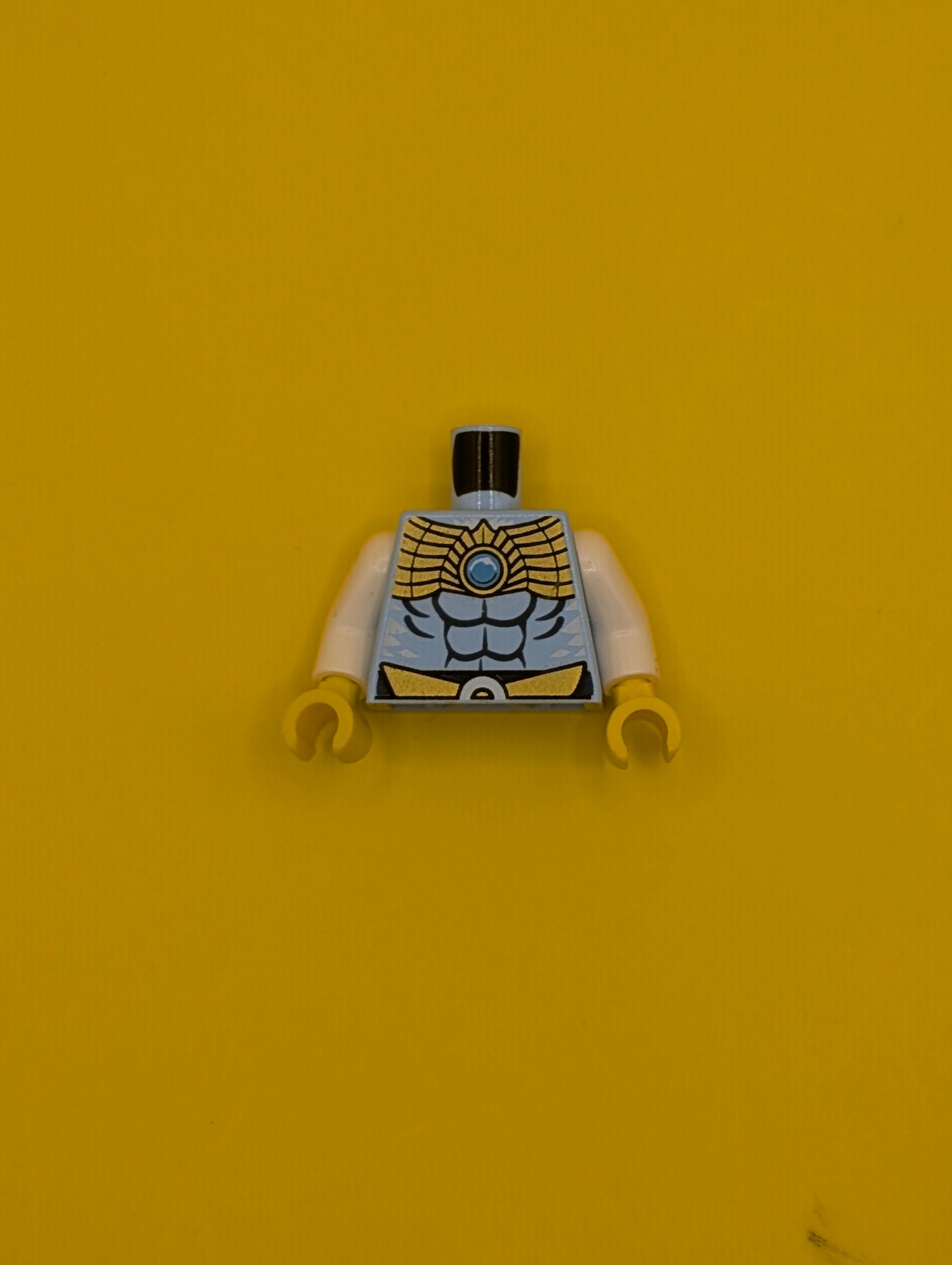 Torso Chima Muscles Outline and Gold Belt and Shoulder Plate Pattern Front and Back / White Arms / Yellow Hands 973pb1301c01 Lego