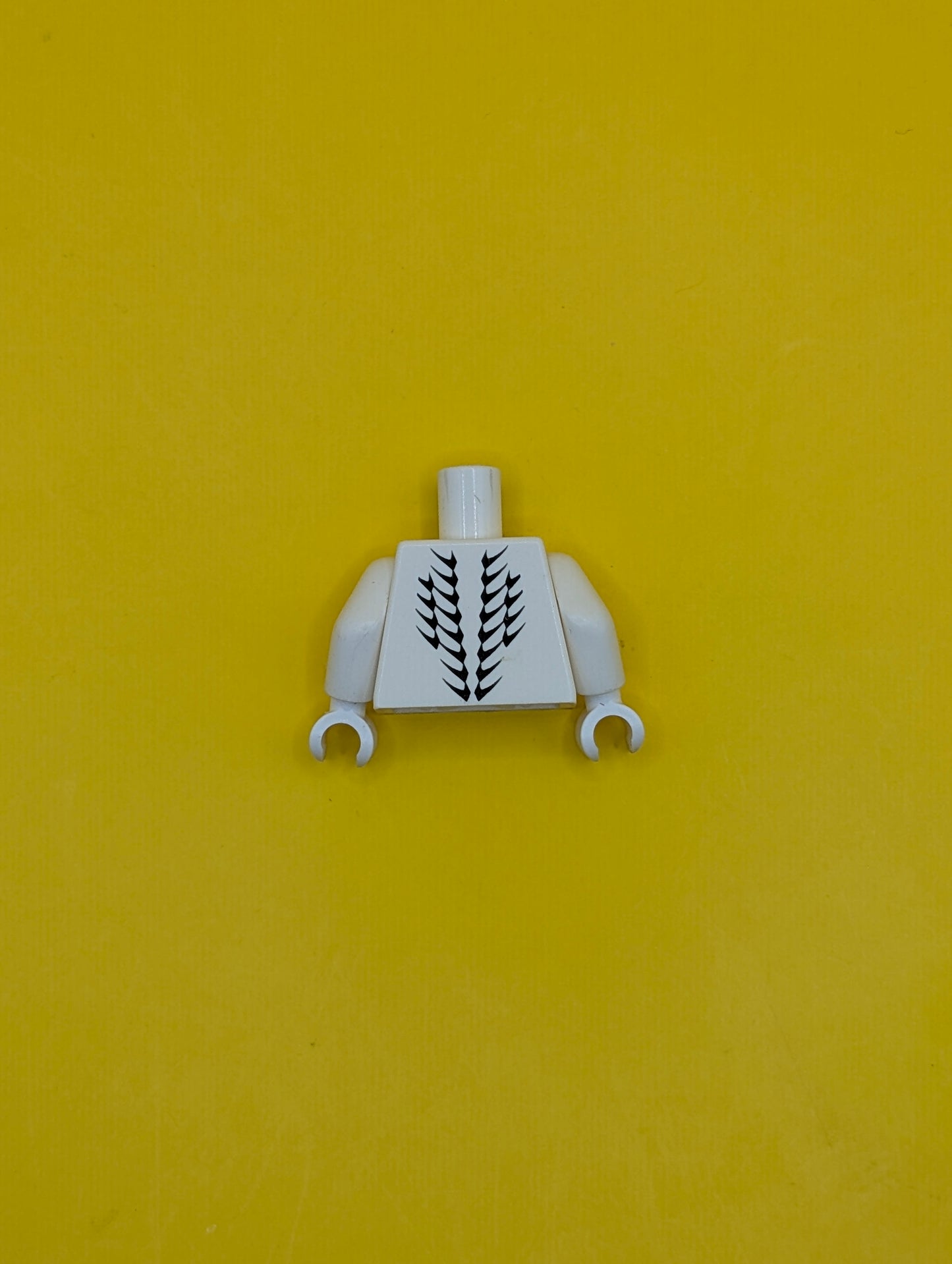 973pb1028c01 Torso Ninjago Snake with Red and Black Scales Thin, Light Bluish Gray Animal Tooth / Claw Necklace Pattern / White Arms / White Hands Lego Part