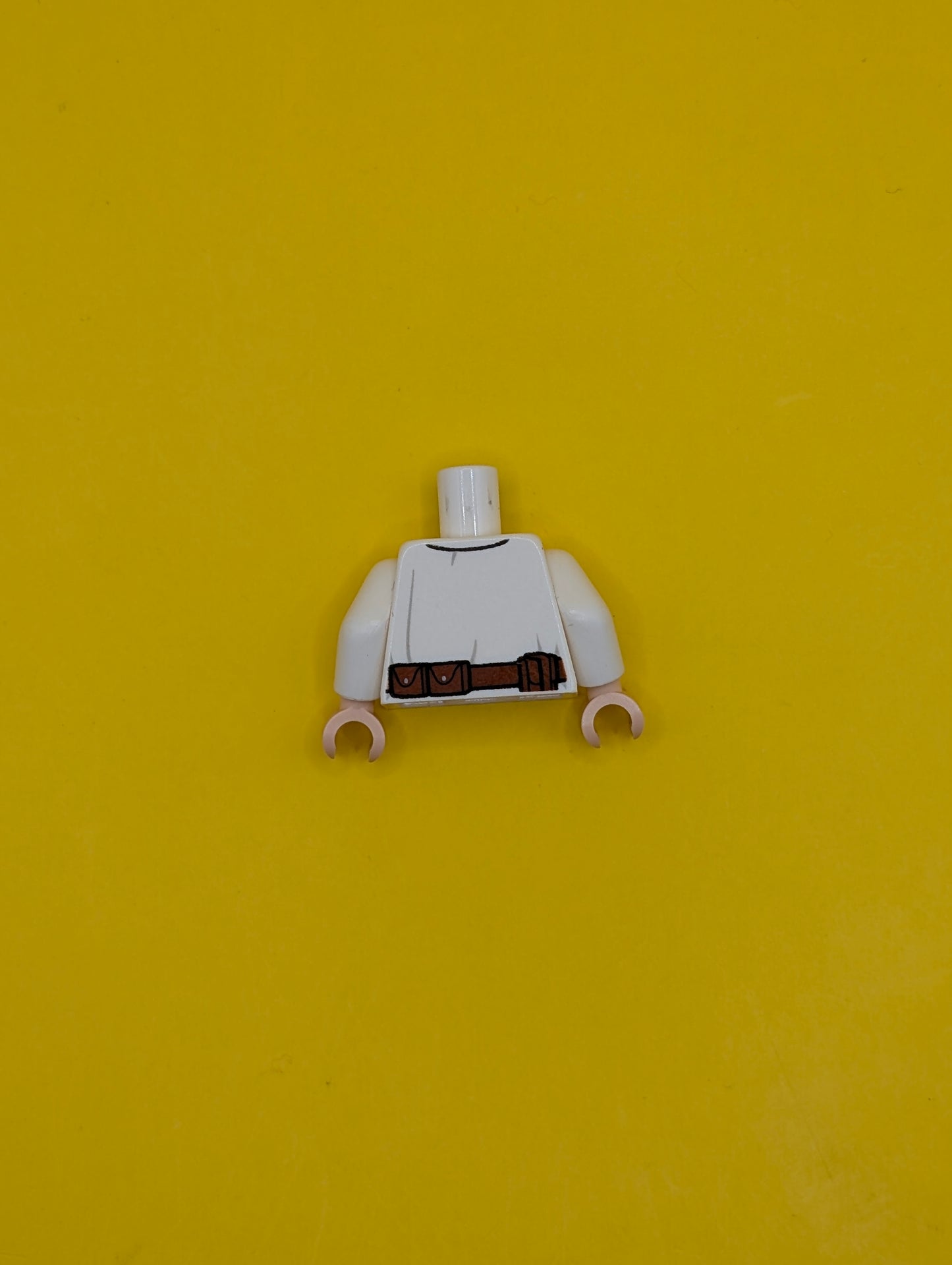 973pb1737c01 Torso SW Wrap-Around Tunic and Utility Belt with Large Pouch, Light Folds Pattern / White Arms / Light Nougat Hands Lego Part