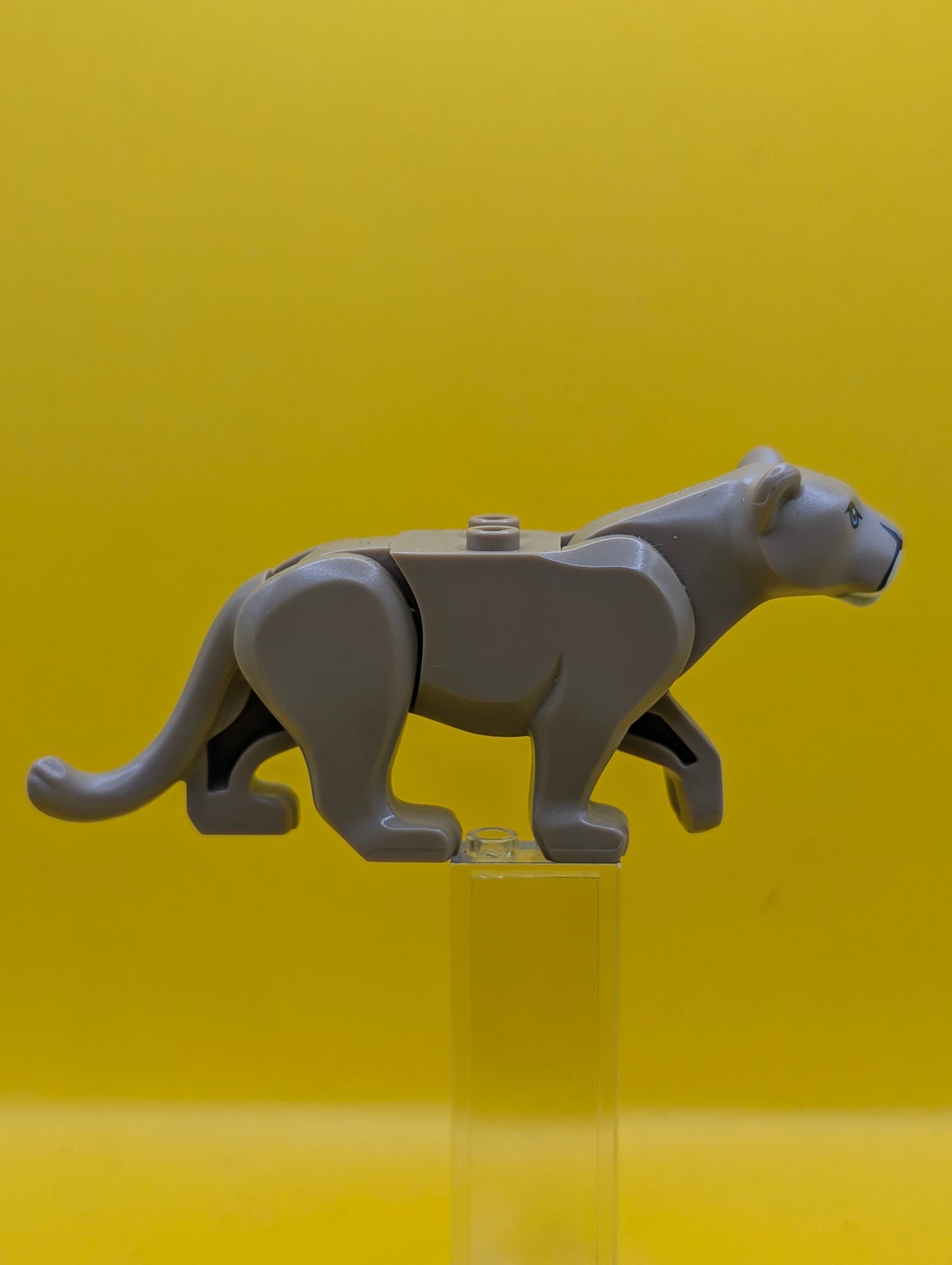 Mountain Lion bb0787c01pb04 with White Muzzle, Medium Azure Eyes and Nougat Nose Pattern Lego Minifigure