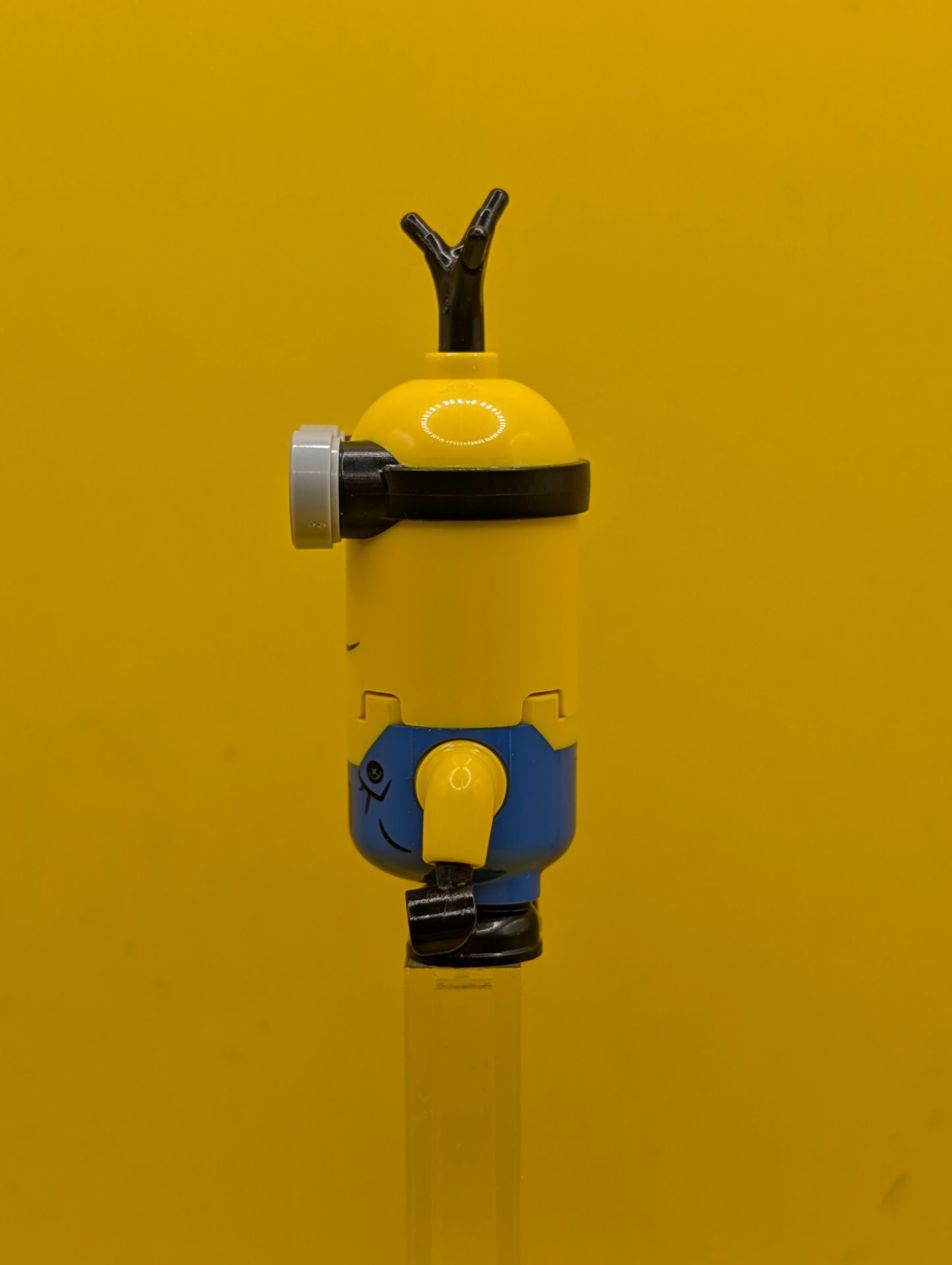 Minion mnn016 Tall, Blue Overalls, Eyes Looking Sideways Despicable Me Lego Minifigure