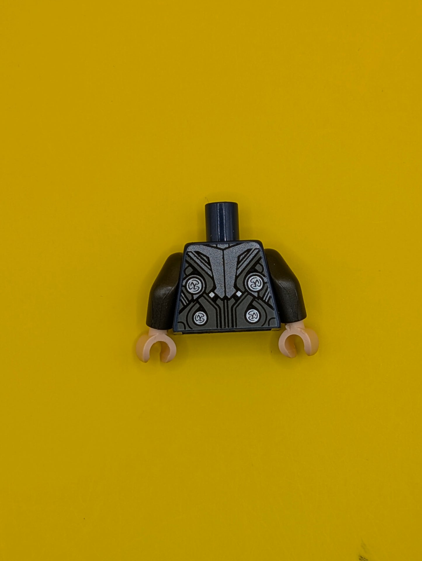 Torso Dark Bluish Gray and Dark Silver Armor with Silver Shoulders, 4 Circles and Buckle Pattern / Pearl Dark Gray Arms / Light Nougat Hands 973pb1940c01 Lego