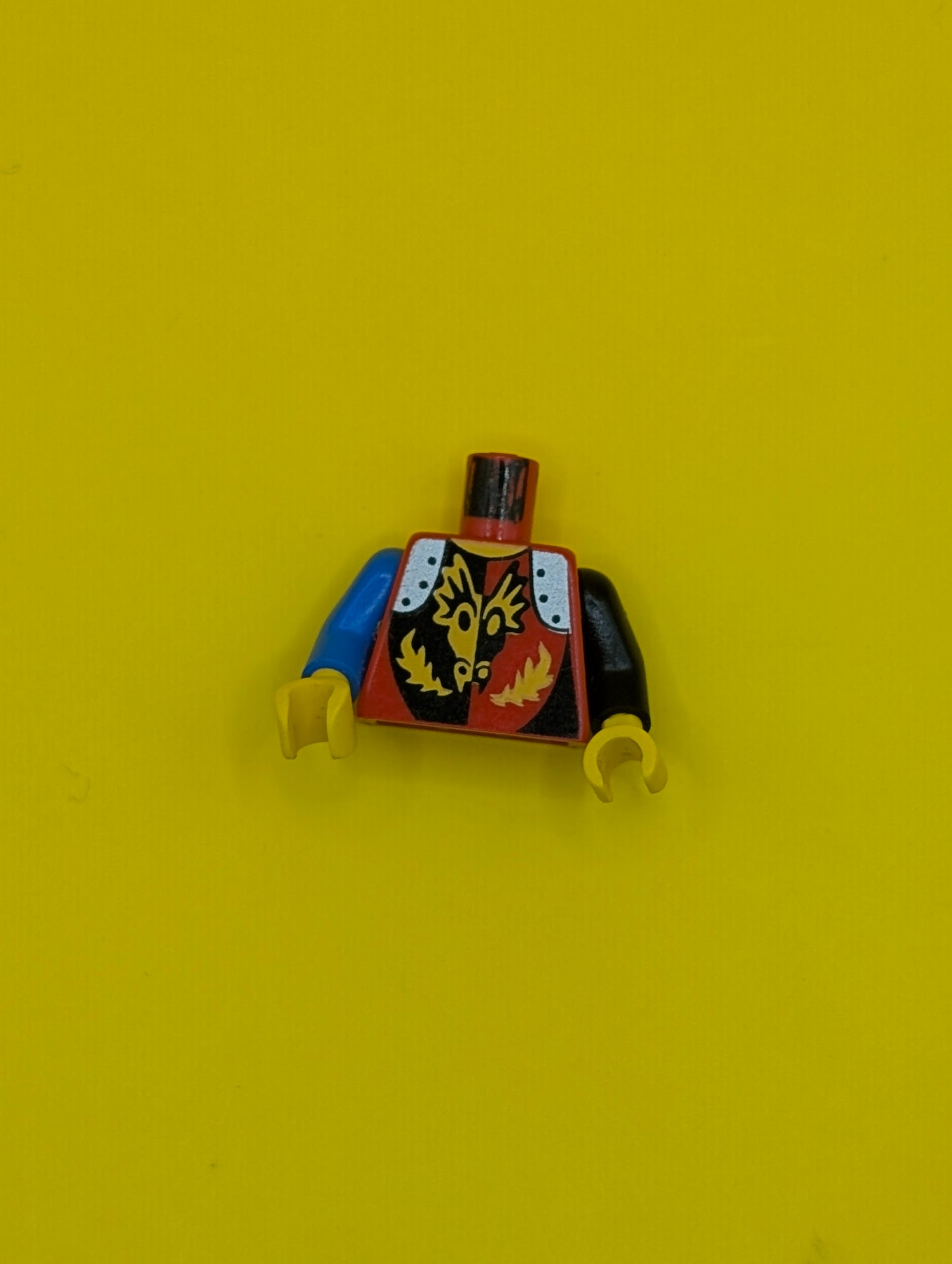 Torso Castle Dragon Knights Dragon Face breathing Fire Pattern / Black Arm Left / Blue Arm Right / Yellow Hands 973pb0074c02