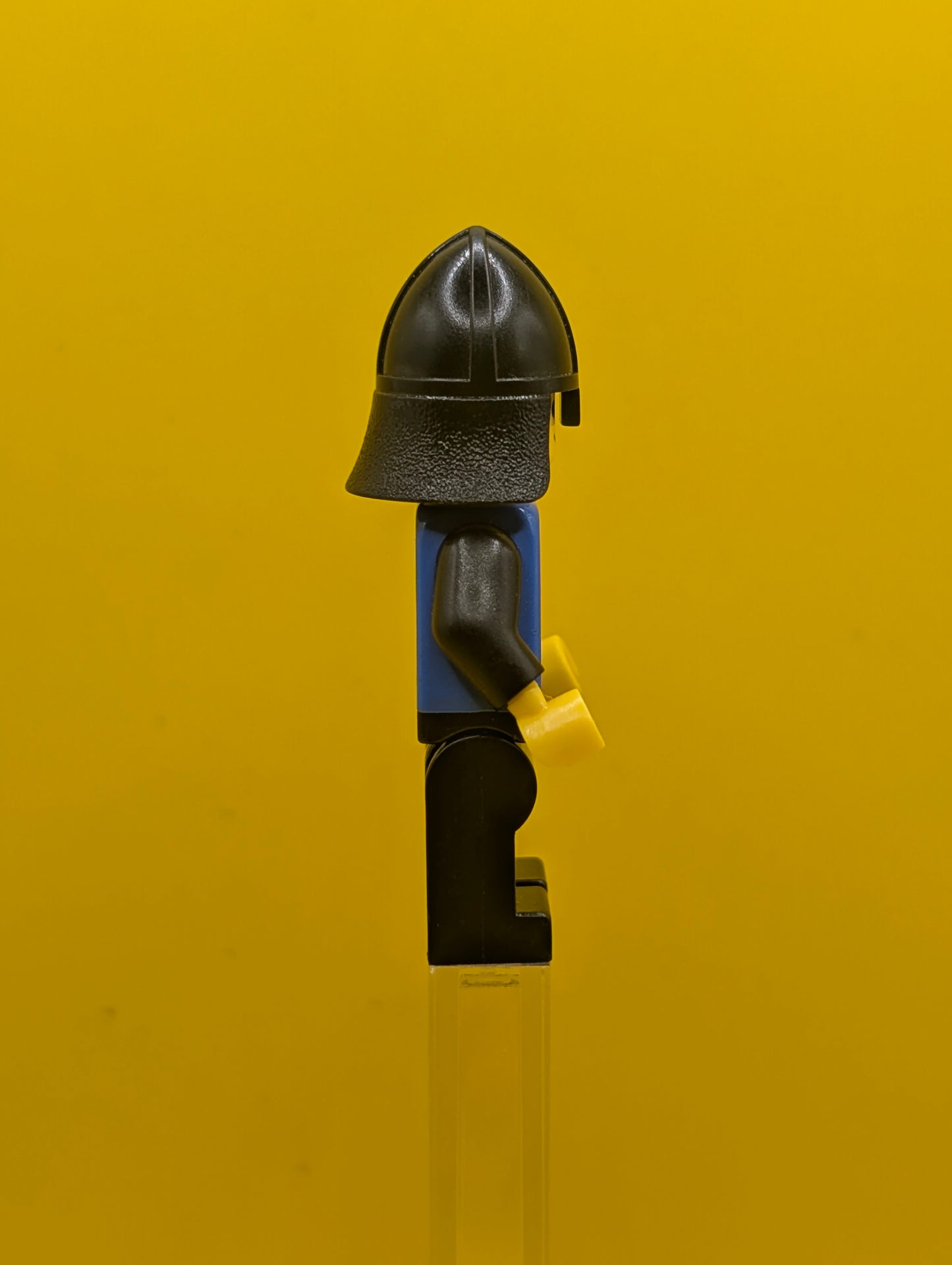 Black Falcon cas101a Black Legs, Black Neck-Protector, Shield Bottom Round (Vintage) Castle Lego Minifigure