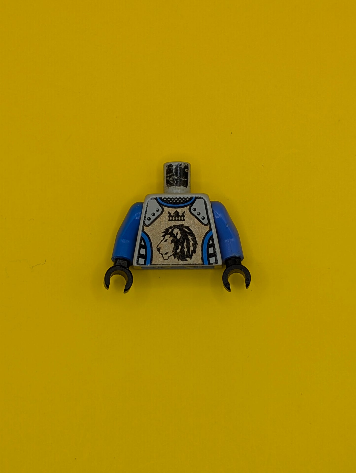 Torso Castle Knights Kingdom II Lion with Crown Pattern / Blue-Violet Arms / Black Hands 973pb0346c01 Lego