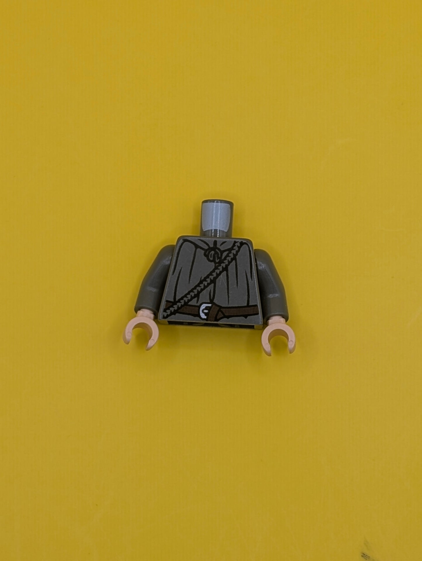 Torso LotR Cloak with Rope and Belt Pattern (Gandalf) / Dark Bluish Gray Arms / Light Nougat Hands 973pb1142c01 Lego