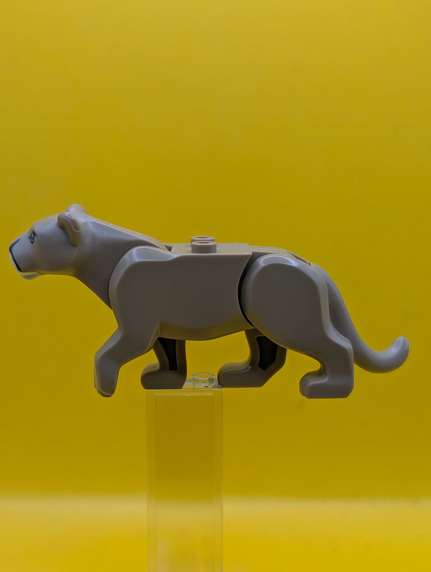 Mountain Lion bb0787c01pb04 with White Muzzle, Medium Azure Eyes and Nougat Nose Pattern Lego Minifigure