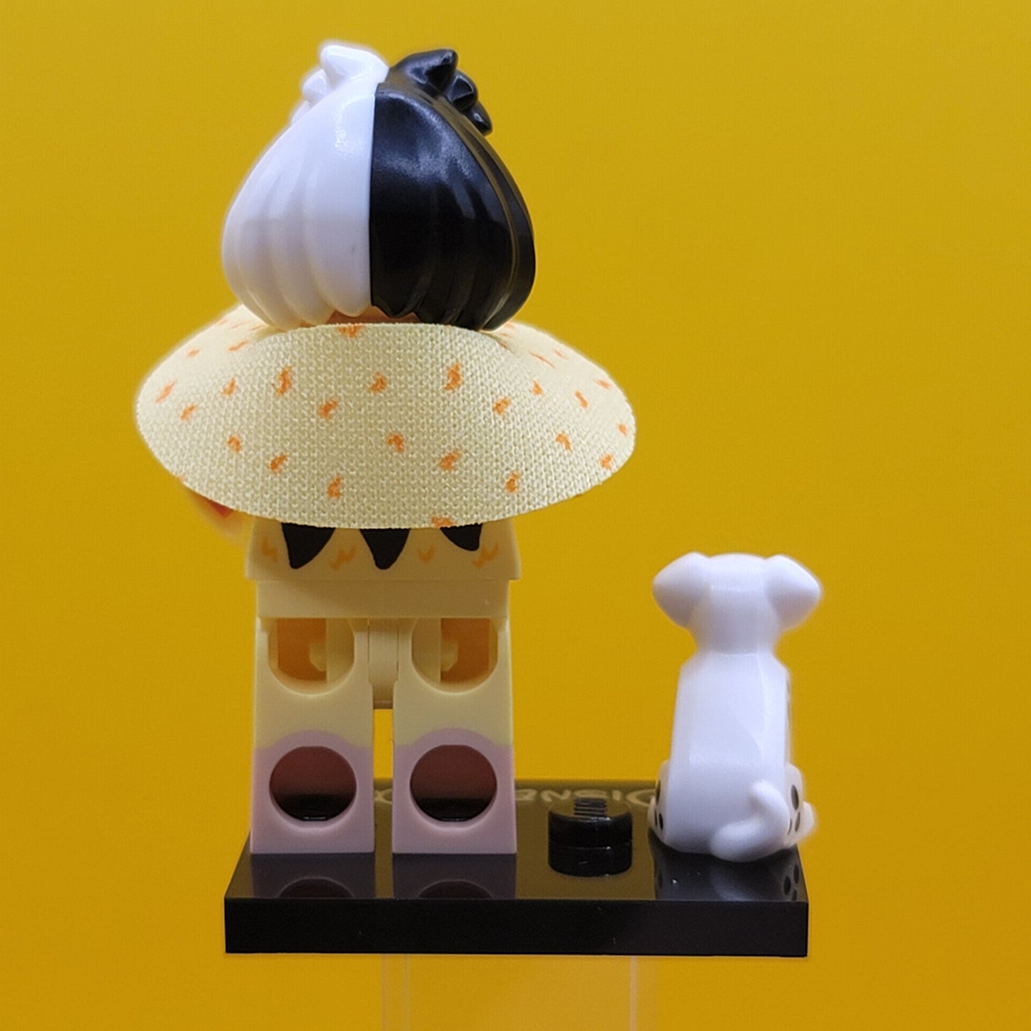 Cruella De Vil & Dalmatian Puppy CMF Minifigure Lego Disney 100 (Complete Set, with stand and accessories) coldis100-13