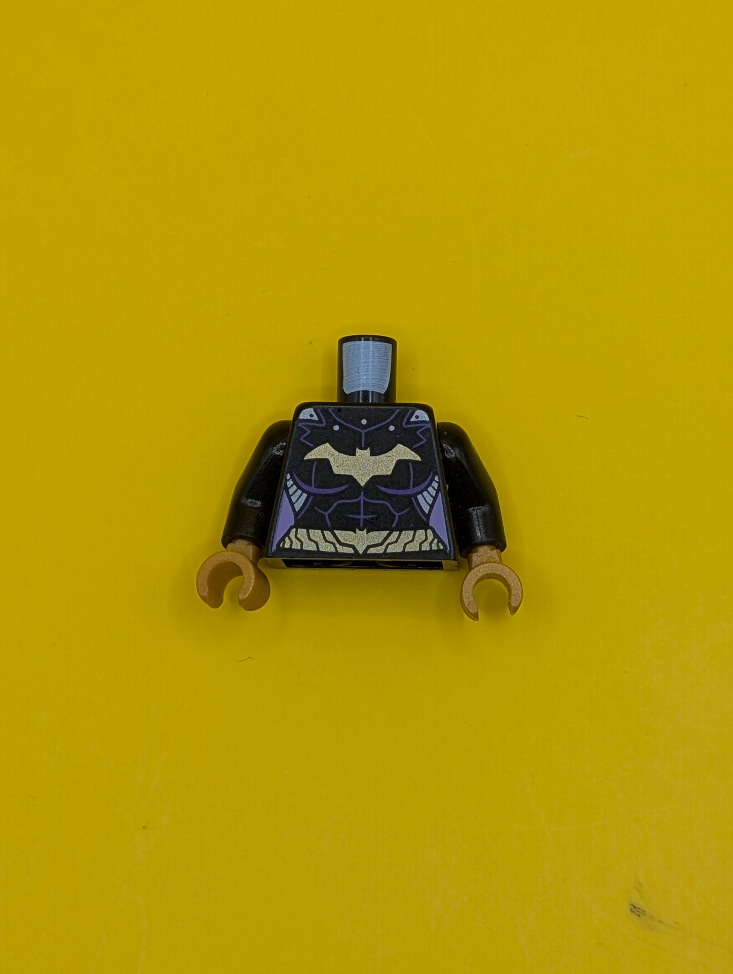 Torso Batman Female Logo with Body Armor and Gold Belt Pattern / Black Arms / Pearl Gold Hands 973pb1649c01 Lego