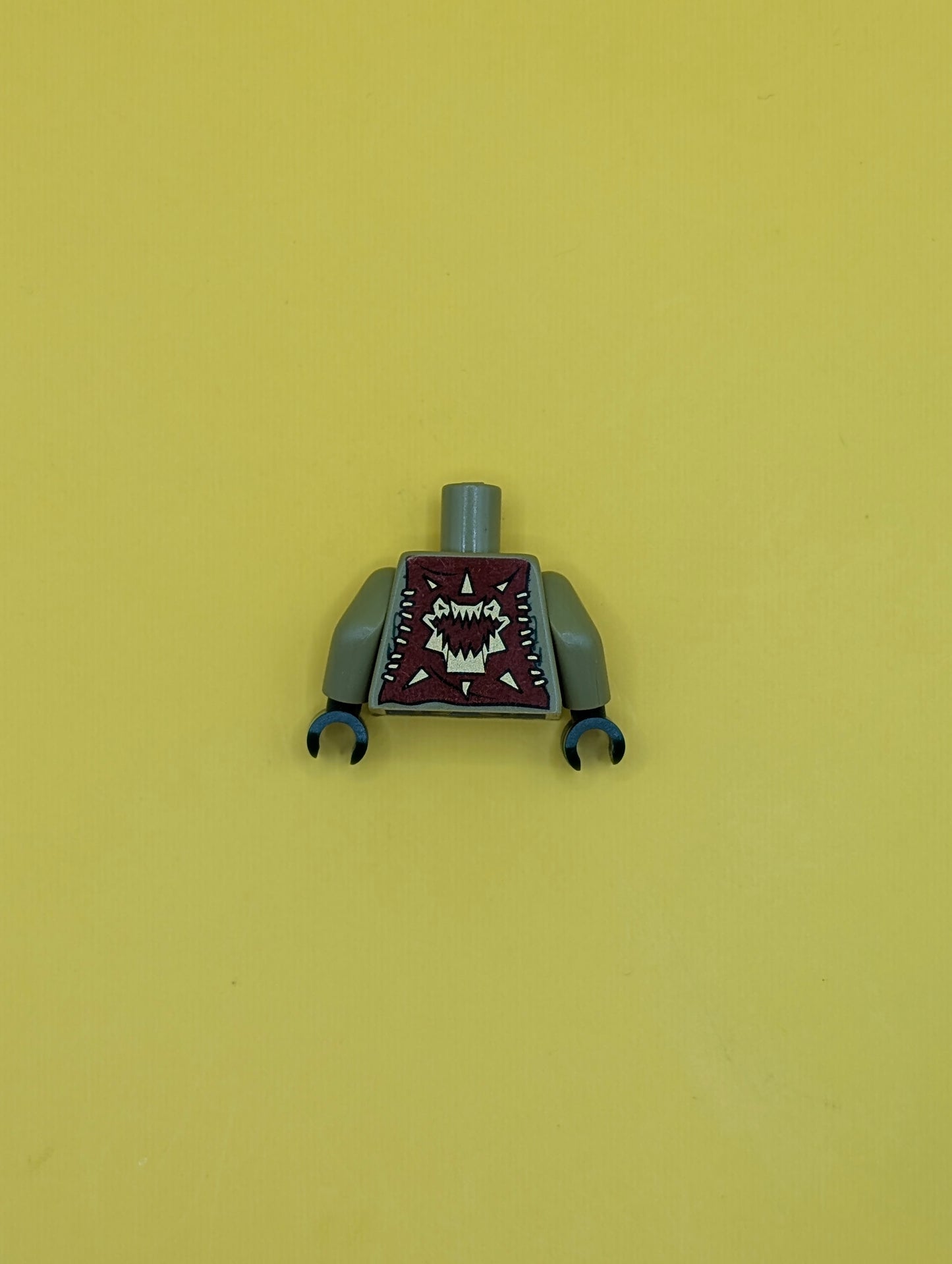 973pb1356c01 Torso Dark Red Vest with Star Shaped Necklace with Blue Round Jewel (Chi), Back with Gold Crocodile Jaws Pattern / Olive Green Arms / Dark Green Hands Lego Part