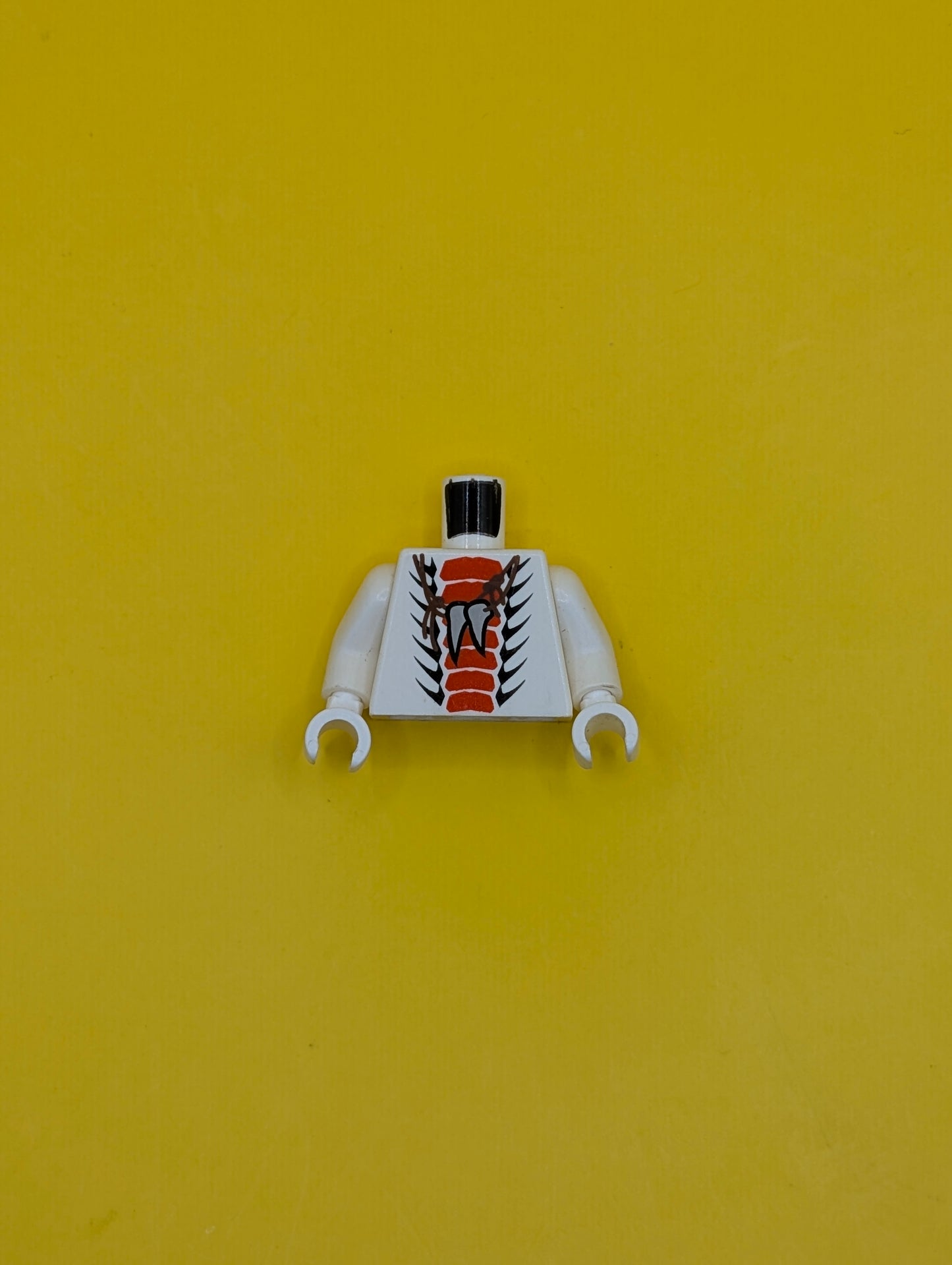 973pb1028c01 Torso Ninjago Snake with Red and Black Scales Thin, Light Bluish Gray Animal Tooth / Claw Necklace Pattern / White Arms / White Hands Lego Part