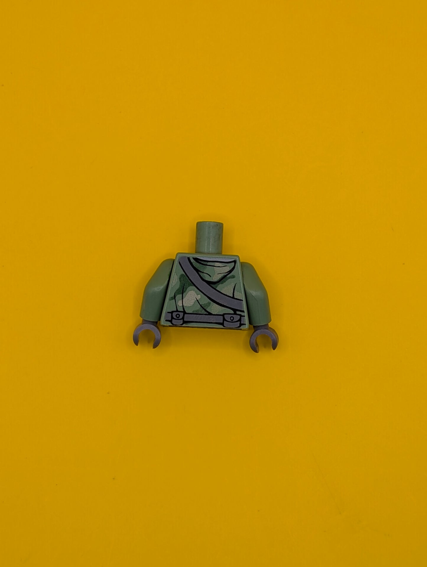 Torso SW Camouflage Pattern Weapon and Ammunition Belts Pattern / Sand Green Arms / Dark Bluish Gray Hands 973pb0582c01 Lego