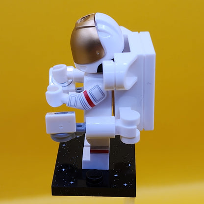 Spacewalking Astronaut, Series 26 (Complete Set, with stand and accessories) col26-1