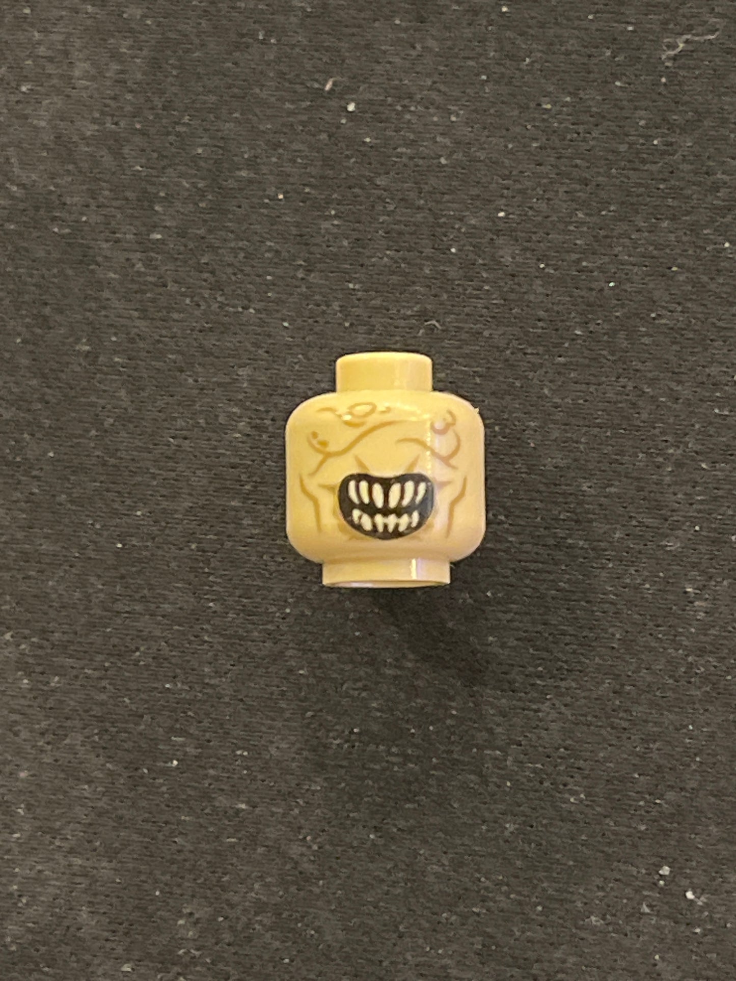 Minifigure, Head Alien with Wide Open Mouth with Pointed Bright Light Yellow Teeth, Dark Tan Wrinkles and Scars, Light Bluish Gray Thin Hair on Back Pattern 3626pb0948 Lego