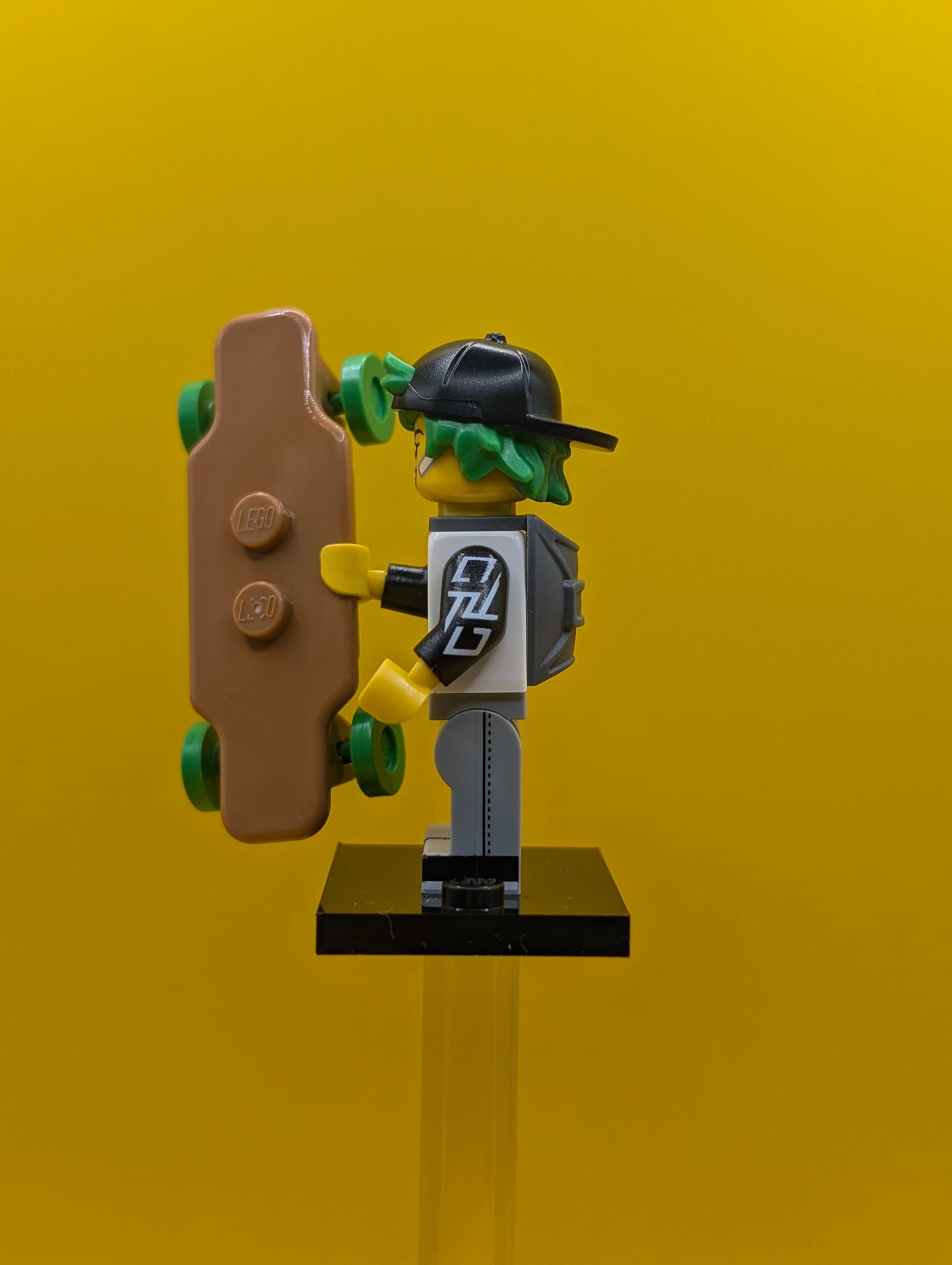 Long Boarder col27-7 Series 27 (complete Set with Stand and Accessories) CMF Minifigure Lego