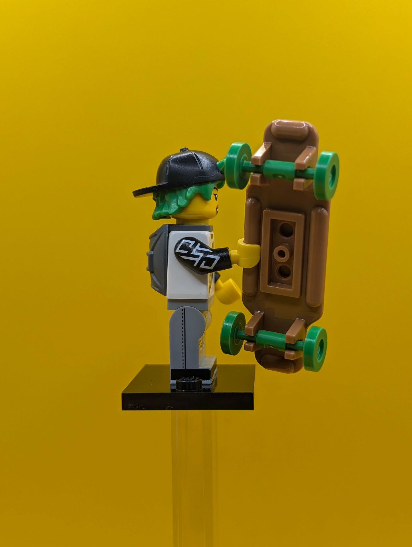 Long Boarder col27-7 Series 27 (complete Set with Stand and Accessories) CMF Minifigure Lego