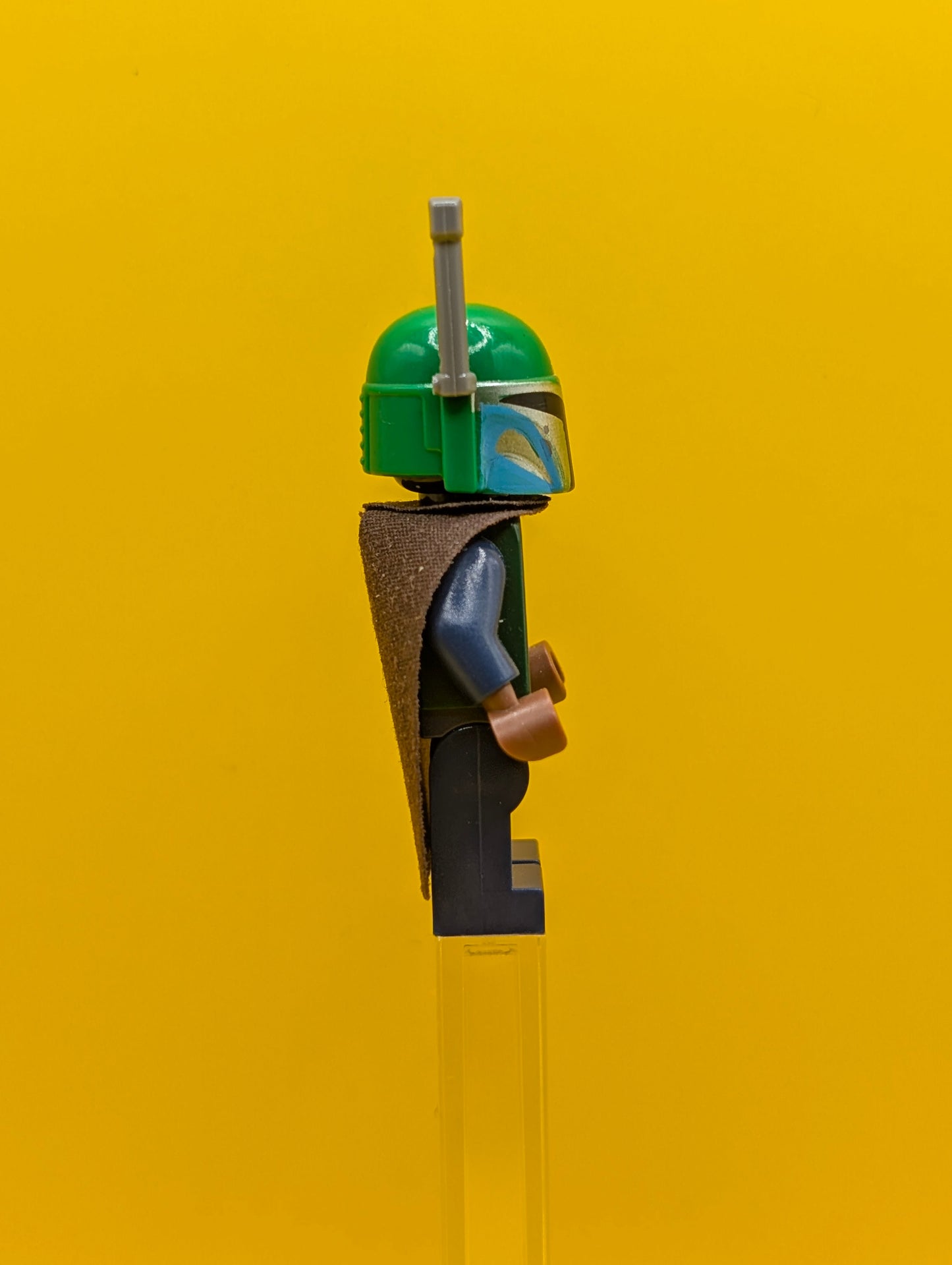 Mandalorian Tribe Warrior sw1078 Female, Dark Brown Cape, Green Helmet with Antenna / Rangefinder Star Wars Lego Minifigure