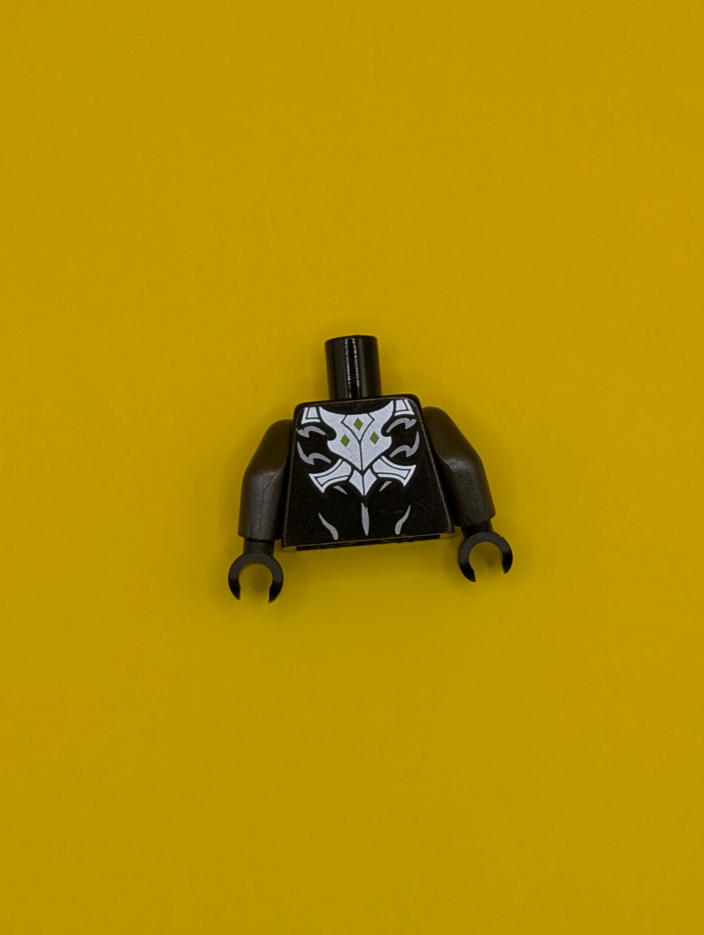 Torso Chima Silver Armor, Muscles and Blue Round Jewel (Chi) Pattern / Pearl Dark Gray Arms / Black Hands 973pb1630c01 Lego