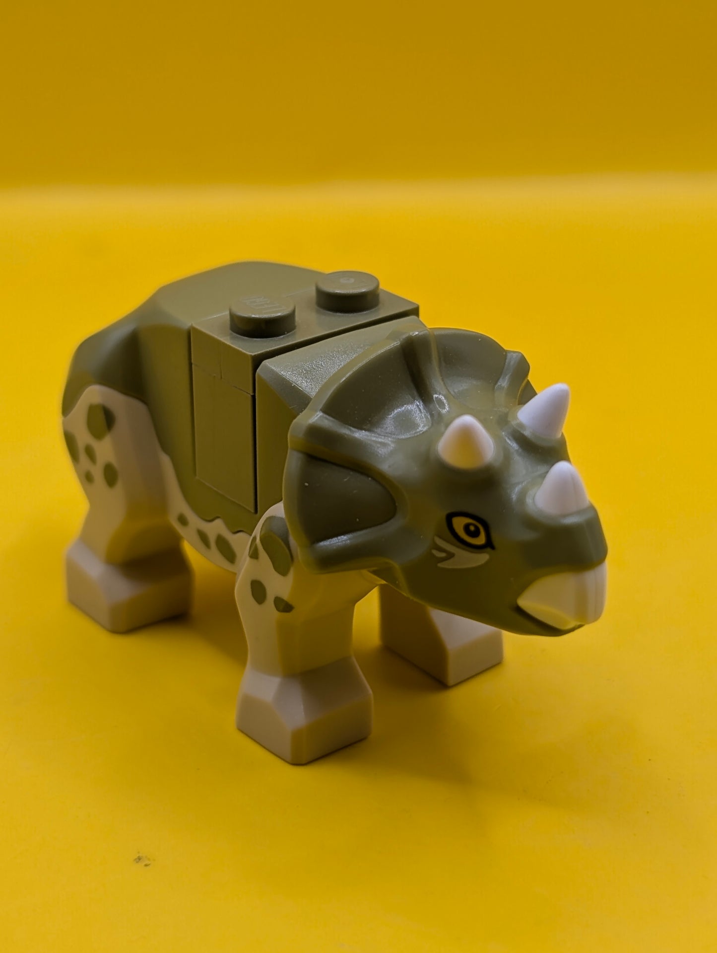 Dinosaur Triceratops Baby tricera05 with Olive Green Top with White Horns and Beak Pattern with Brick and Plate Jurassic World Lego Minifigure