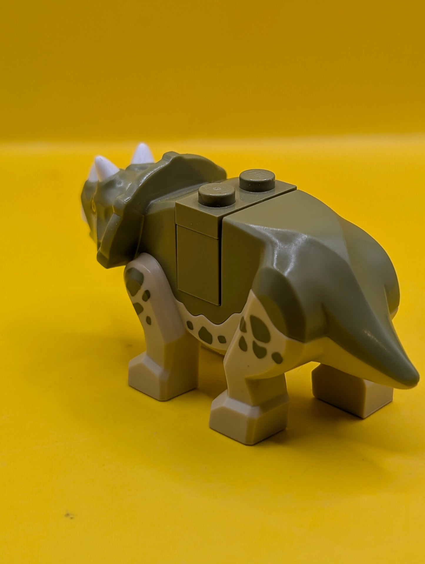 Dinosaur Triceratops Baby tricera05 with Olive Green Top with White Horns and Beak Pattern with Brick and Plate Jurassic World Lego Minifigure