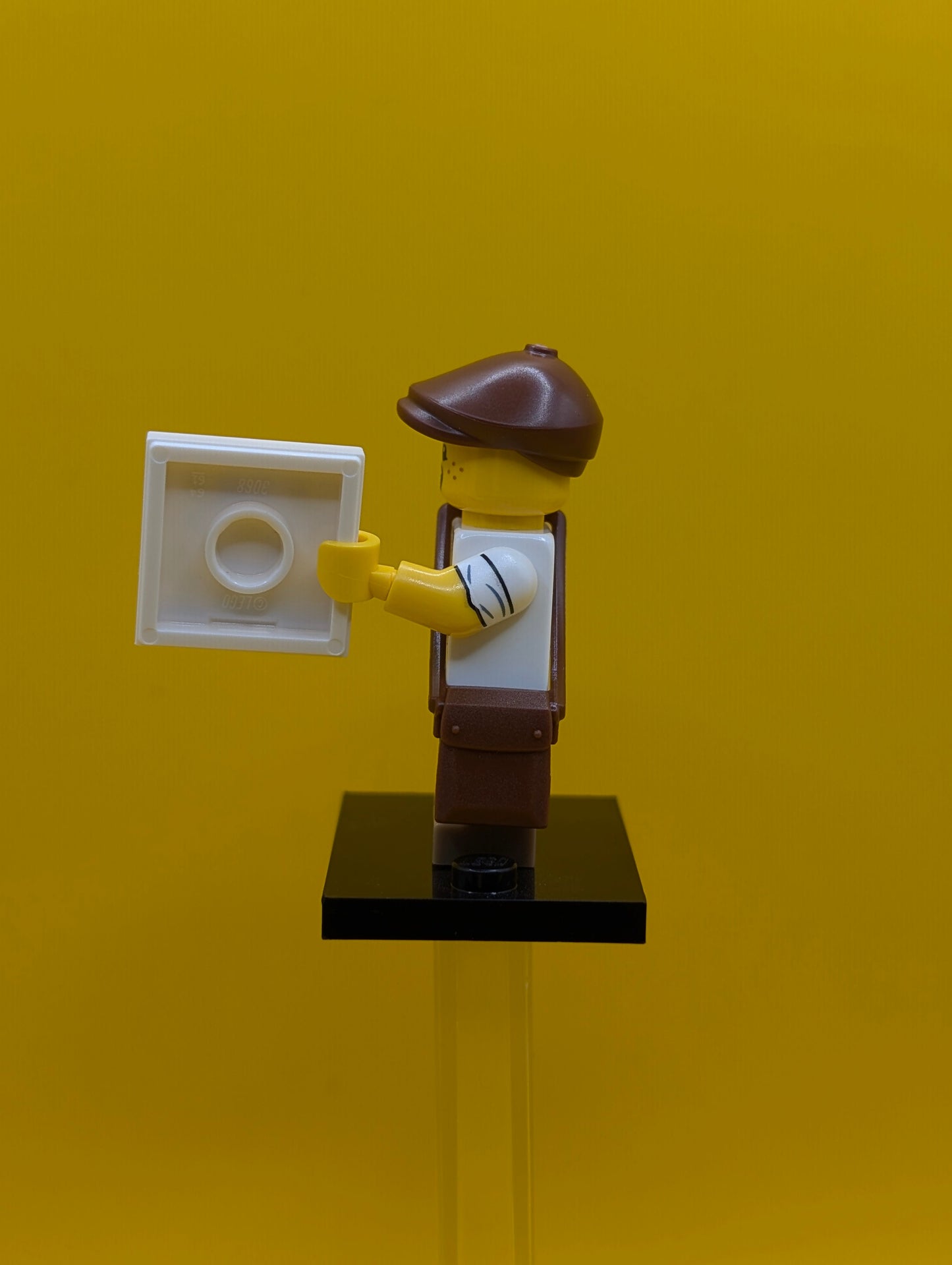 Newspaper Kid col24-12 CMF Series 24 Minifigure Lego (Complete with Stand and Accessories)