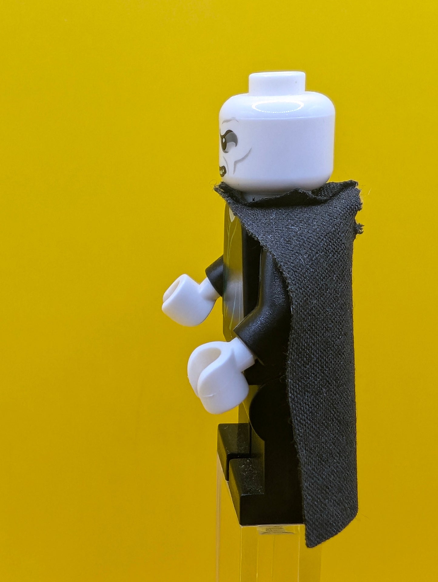 Lord Voldemort dim037 White Head Black Cape Green Robe Lines Minifigure Lego