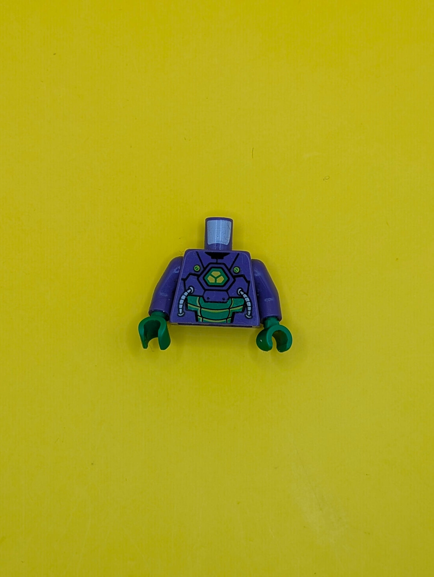 973pb2365c01 Torso Armor with Lex Luthor Warsuit with Yellow and Green Hexagon Logo and Green Armor Plates Pattern / Dark Purple Arms / Green Hands Lego Part