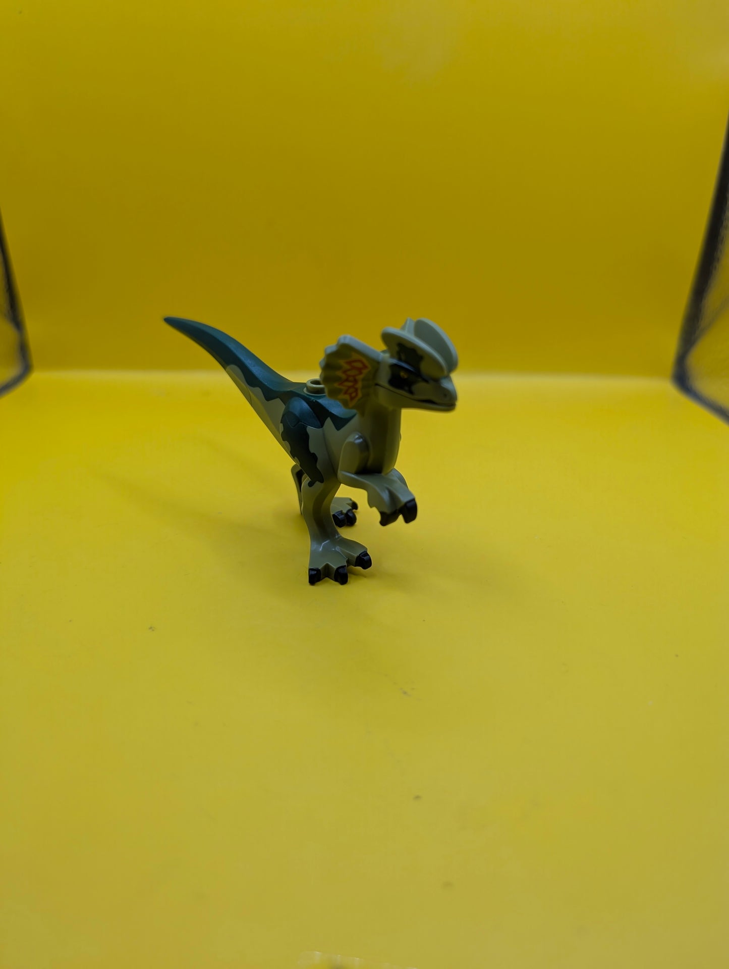Dinosaur Dilophosaurus dilo04 Second Version with Flexible Rubber Tail, Bright Light Orange, Red and Dark Green Markings Jurassic World Lego Minifigure