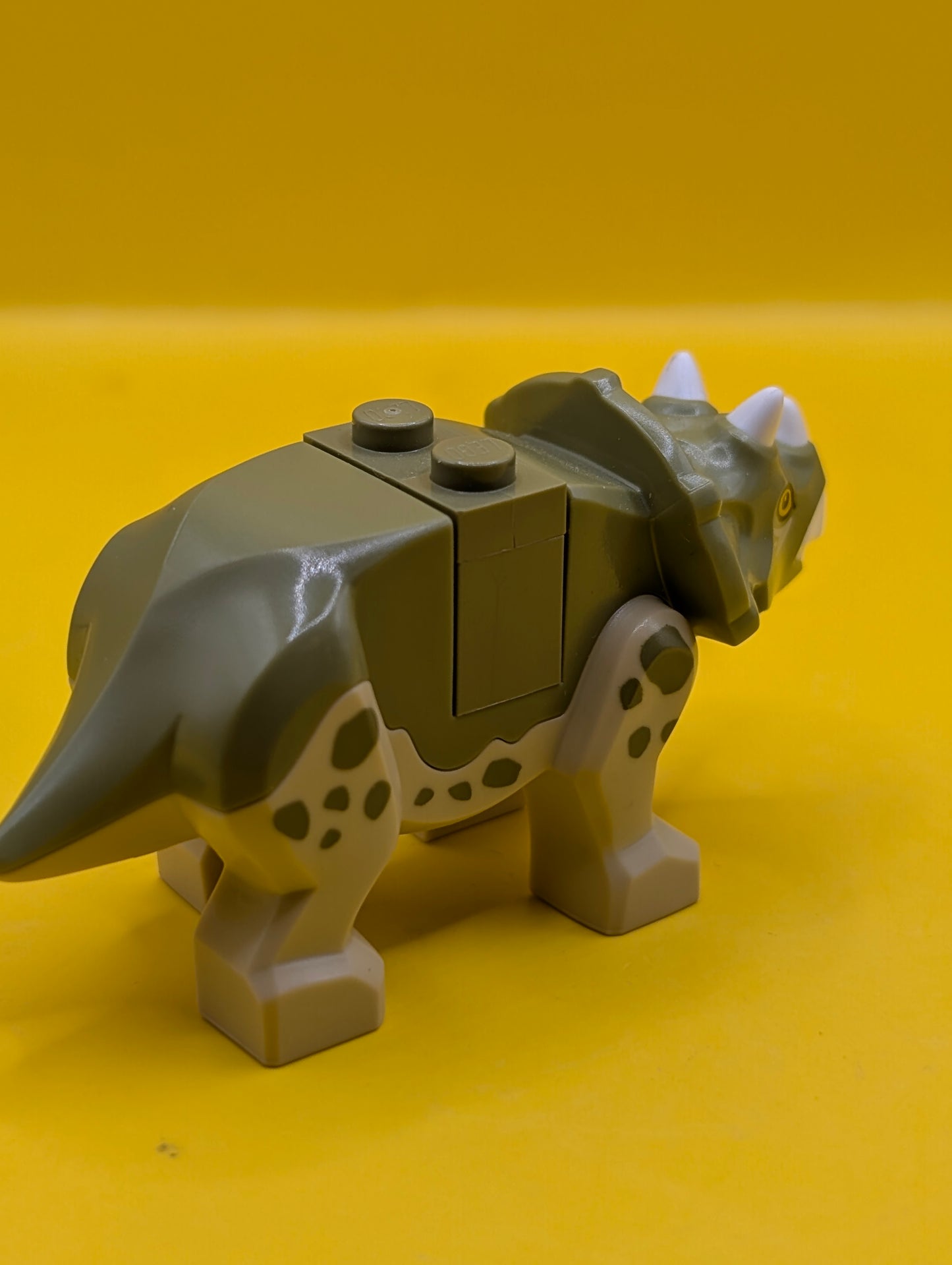 Dinosaur Triceratops Baby tricera05 with Olive Green Top with White Horns and Beak Pattern with Brick and Plate Jurassic World Lego Minifigure