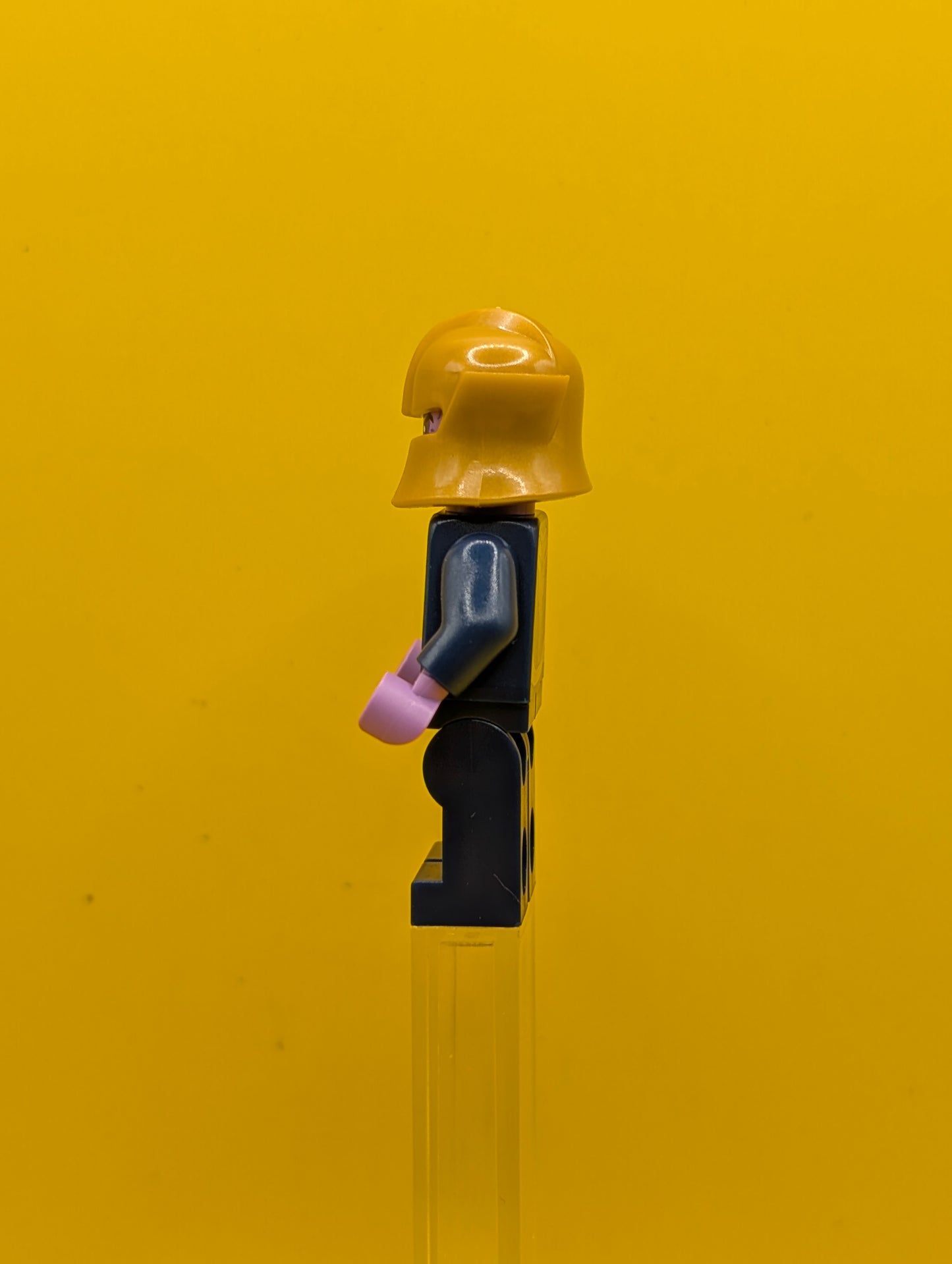 Thanos sh1094 Minifigure, Dark Blue and Gold Outfit, Dark Blue Arms, Medium Lavender Hands, Helmet Marvel Lego Minifigure