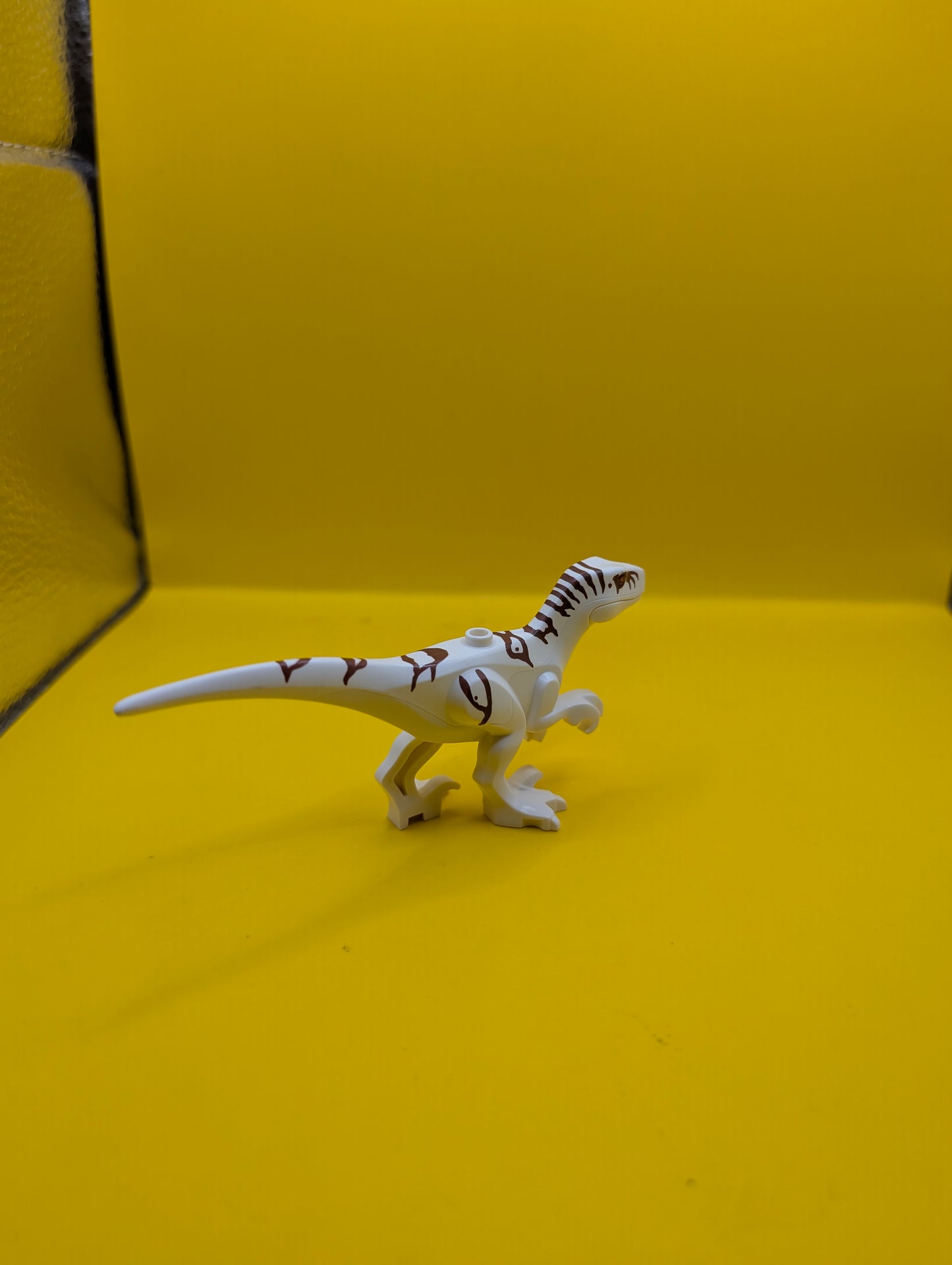 Dinosaur Atrociraptor atrocira02 with Reddish Brown Markings and Red Eyes Jurassic World Lego Minifigure