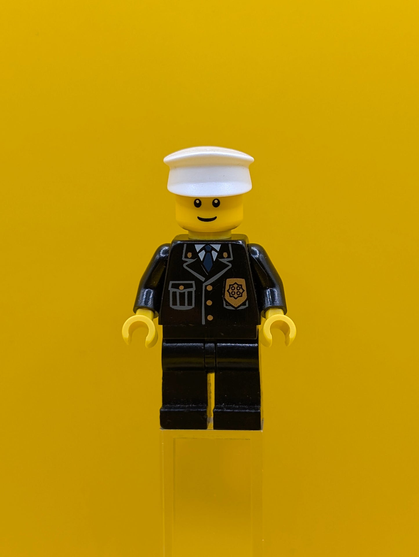 Police cty0005a City Suit with Blue Tie and Badge, Black Legs, White Hat, Black Eyebrows, Thin Grin Lego Minifigure