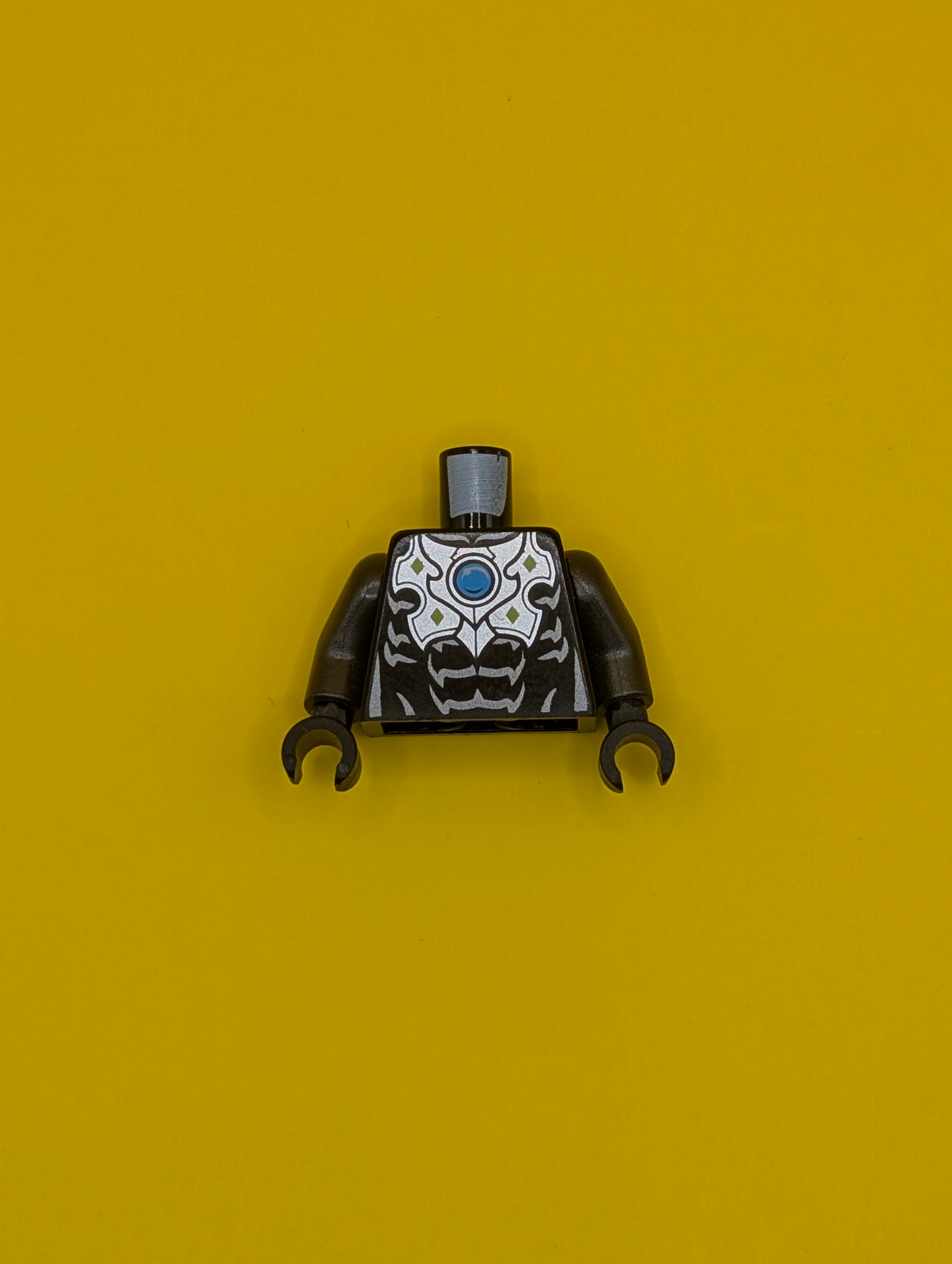 Torso Chima Silver Armor, Muscles and Blue Round Jewel (Chi) Pattern / Pearl Dark Gray Arms / Black Hands 973pb1630c01 Lego