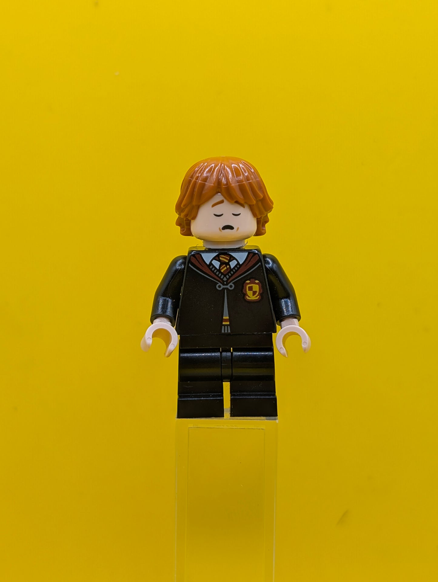 Ron Weasley hp416 Gryffindor Robe Clasped, Black Medium Legs, Sleeping / Awake Harry Potter Lego Minifigure